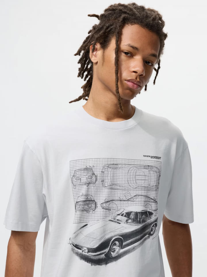 ユニクロ、トヨタの名車をグラフィックで表現した新作Tシャツ。2000GT