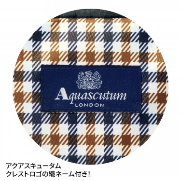 クラブチェック柄＆ロゴ織ネームの上品デザイン。前面にファスナー付きポケットも備わり機能的