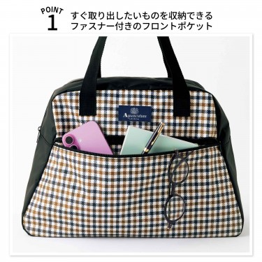 クラブチェック柄＆ロゴ織ネームの上品デザイン。前面にファスナー付きポケットも備わり機能的