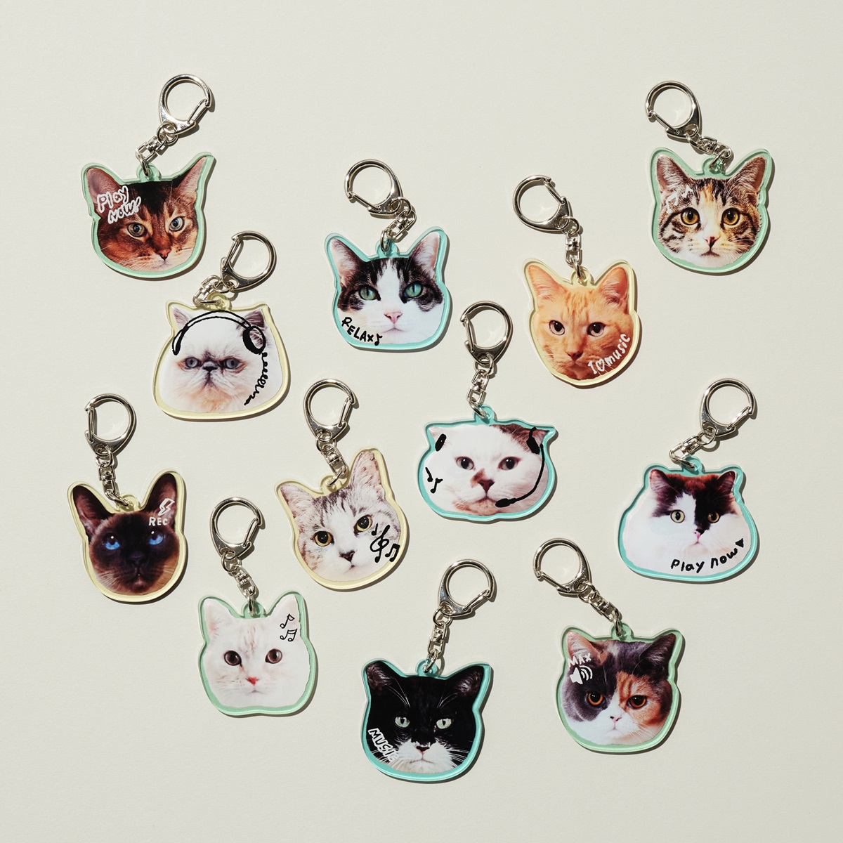 アクリルチャーム（各660円）