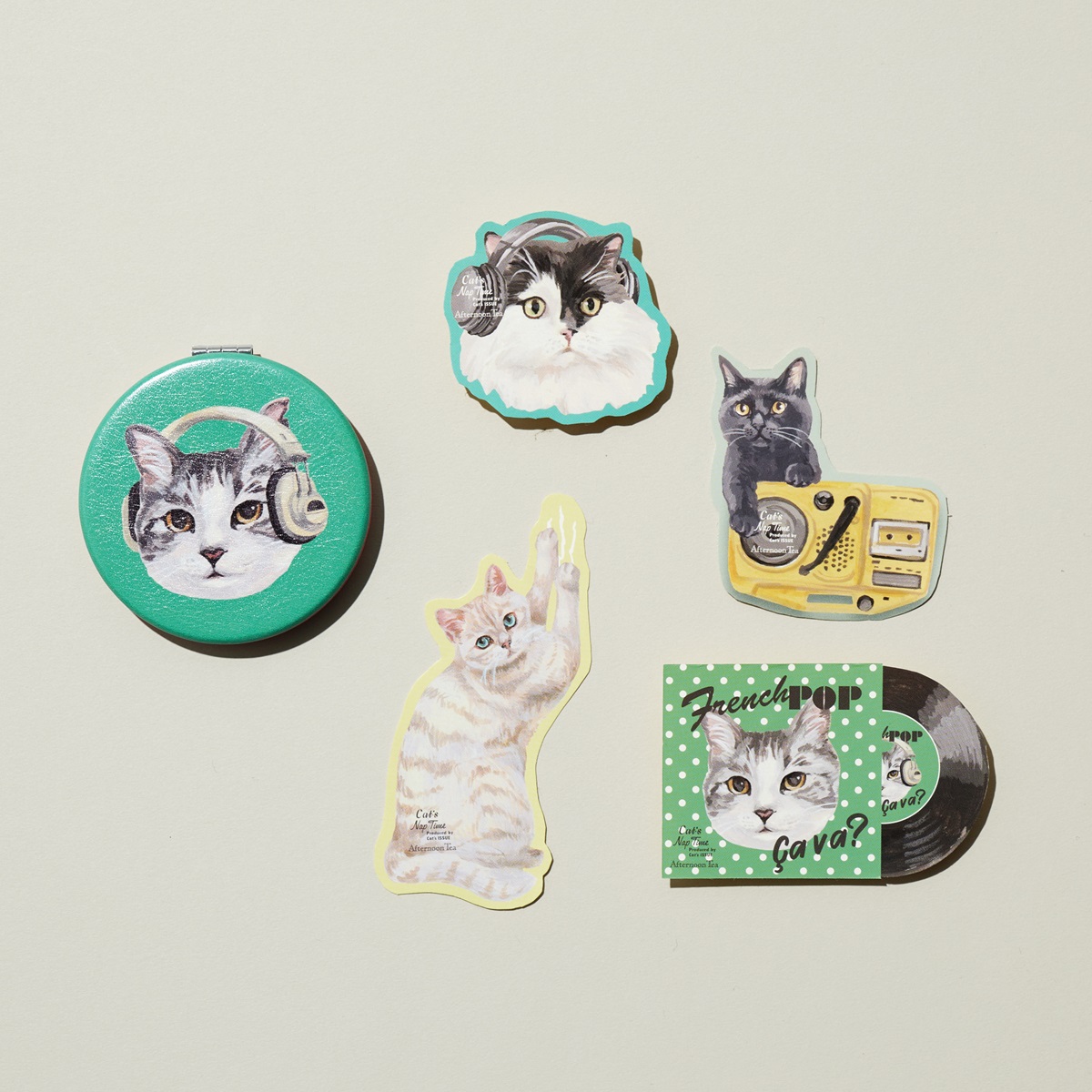 ミニミラー（770円）、ステッカー（330円）