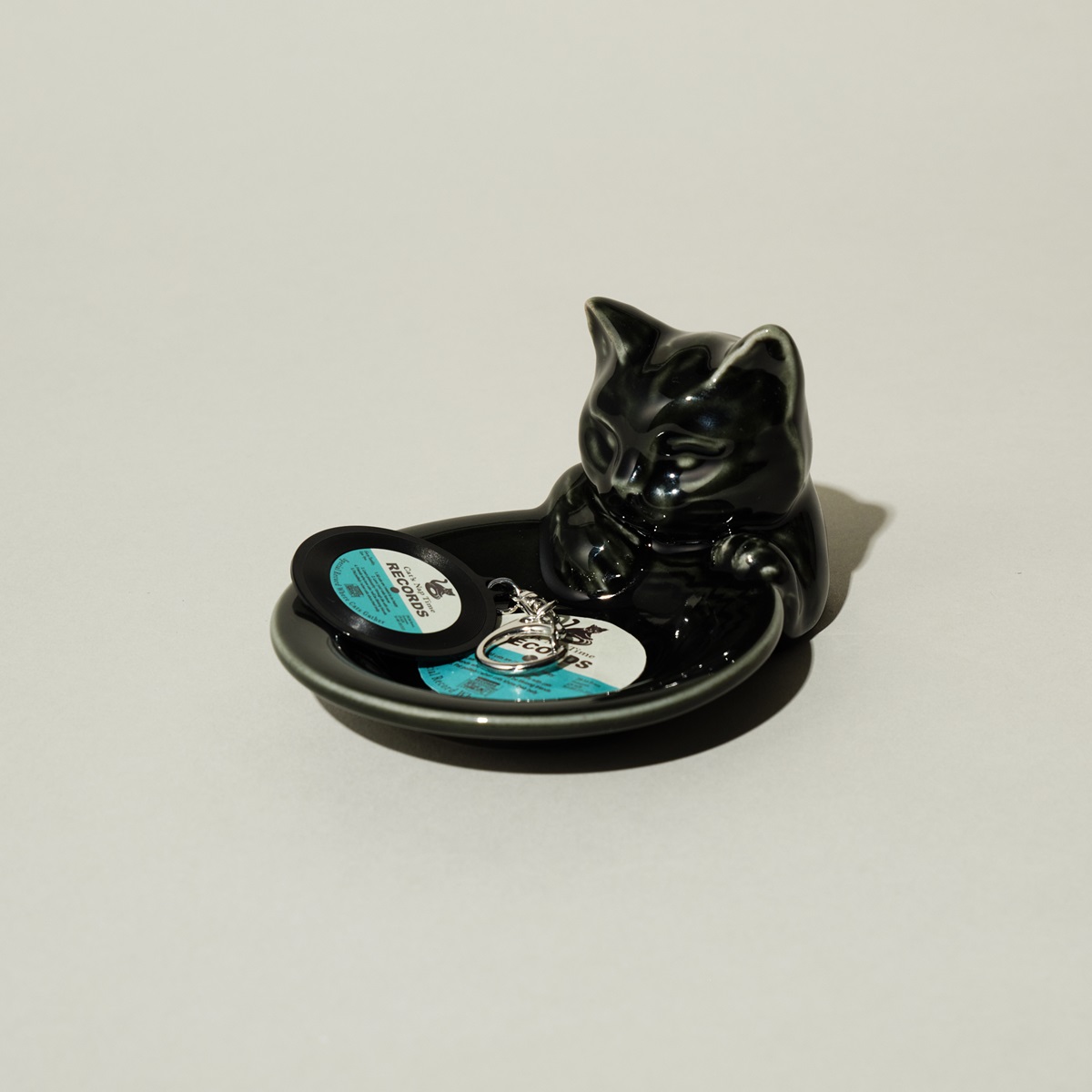 小物入れ（3850円）、レコードキーホルダー（1320円）