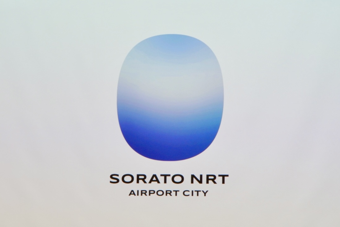 ロゴデザインは飛行機の窓をモチーフした（空に浮かぶ楕円）