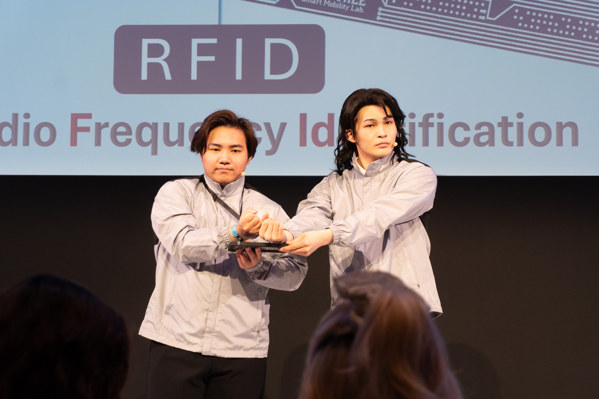 ある研究所の新技術発表イベントに、大量のドローン爆弾が仕掛けられた。会場に居合わせたコナンや小五郎、蘭、世良とともに、制限時間内にシステムを解除し、爆撃を阻止せよ！