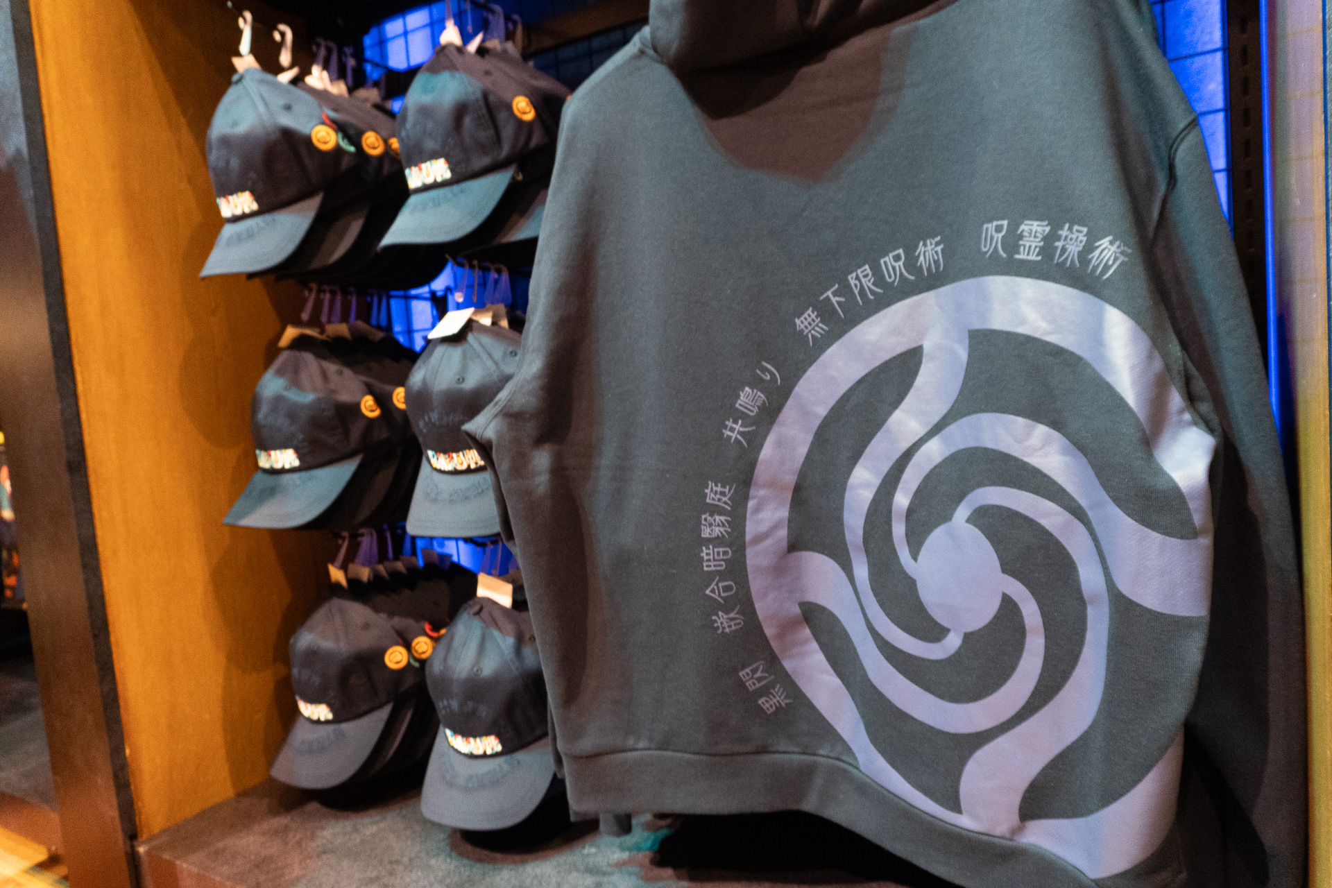 虎杖の“黒閃”をはじめとする術式名をデザインした「パーカ」（7800円）。背面の呪術高専の校章がインパクト大