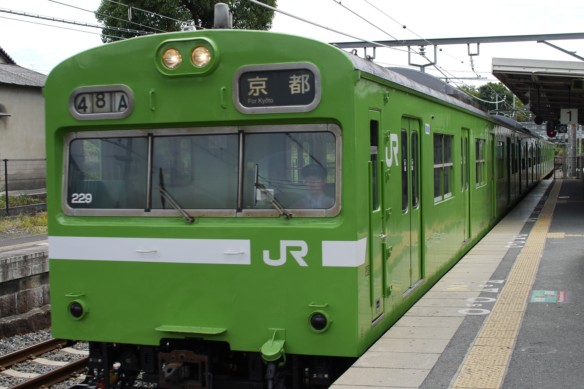103系通勤形直流電車の103系は、関西でも少なくなってきた。写真は奈良線（2007年）