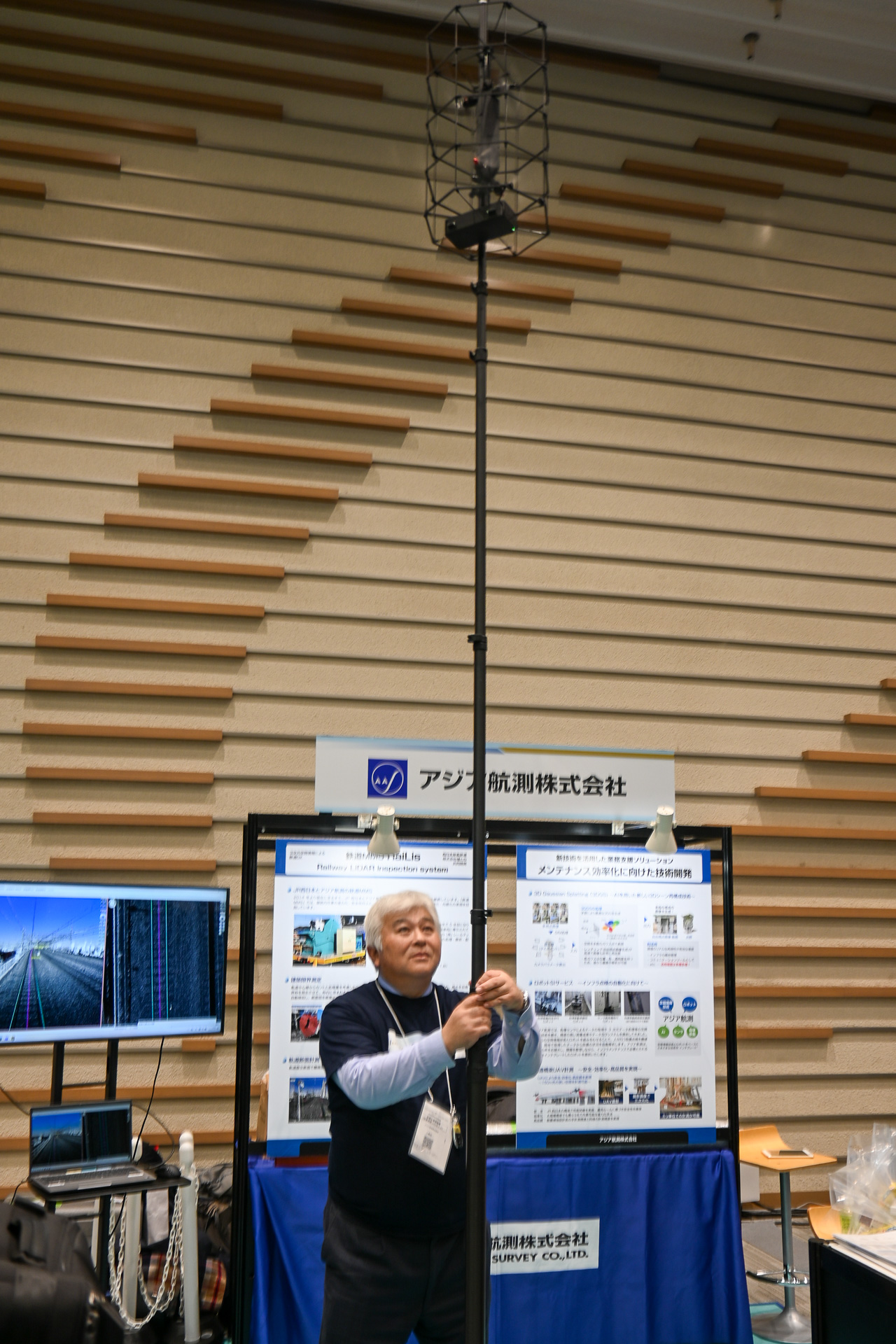 「たおれん棒」。実演の方はちょっと手を添えている程度だ