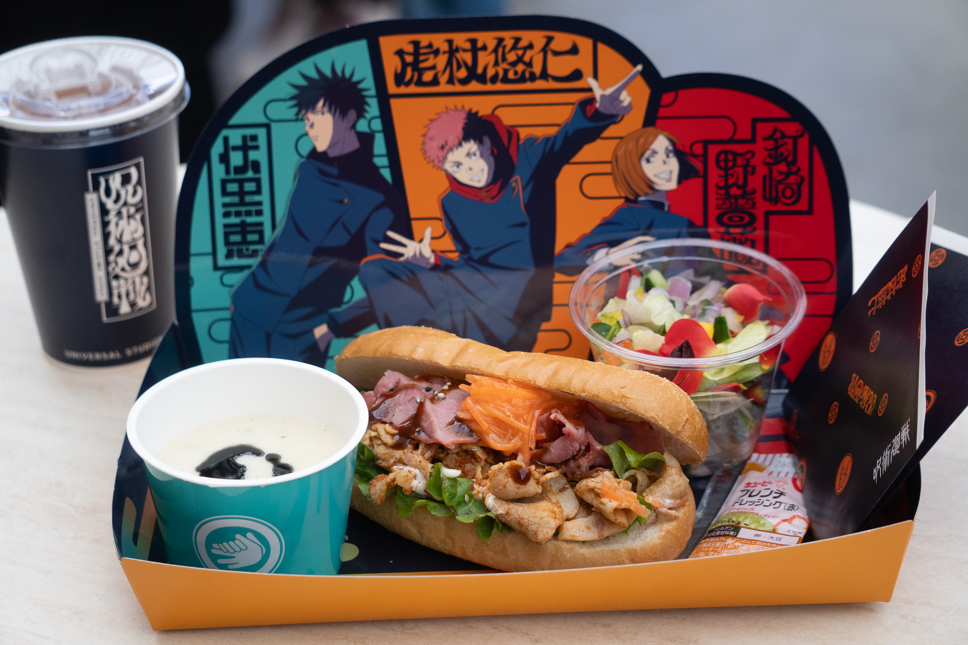Universal Studios Japan's annual "Universal Cool Japan" event, a celebration of Japanese pop culture, is now open. Here's a look at the exclusive merchandise and food inspired by the highly anticipated "Jujutsu Kaisen" attractions!