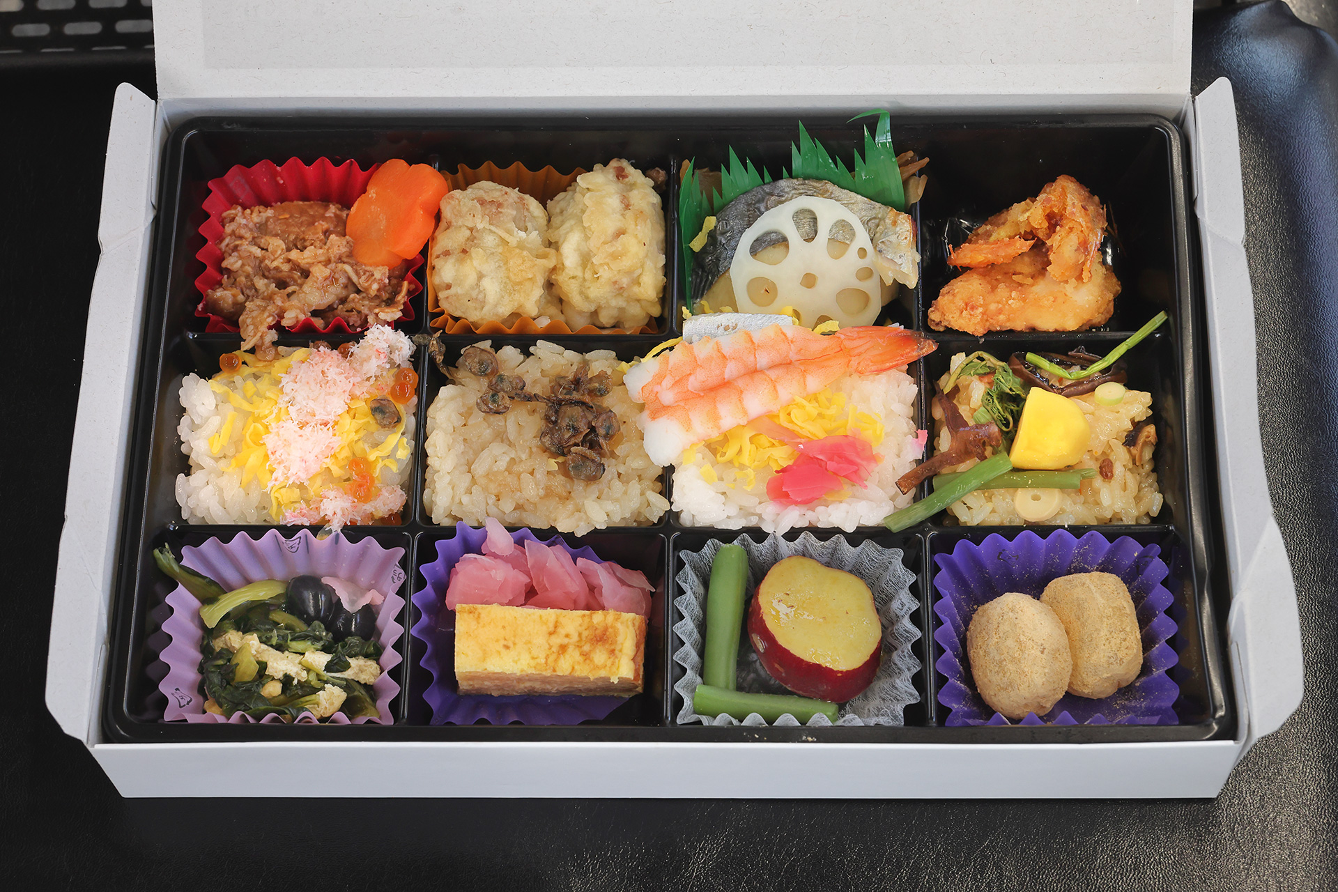 12分割されたグリッドに岡山～山陰の名物がギッシリ