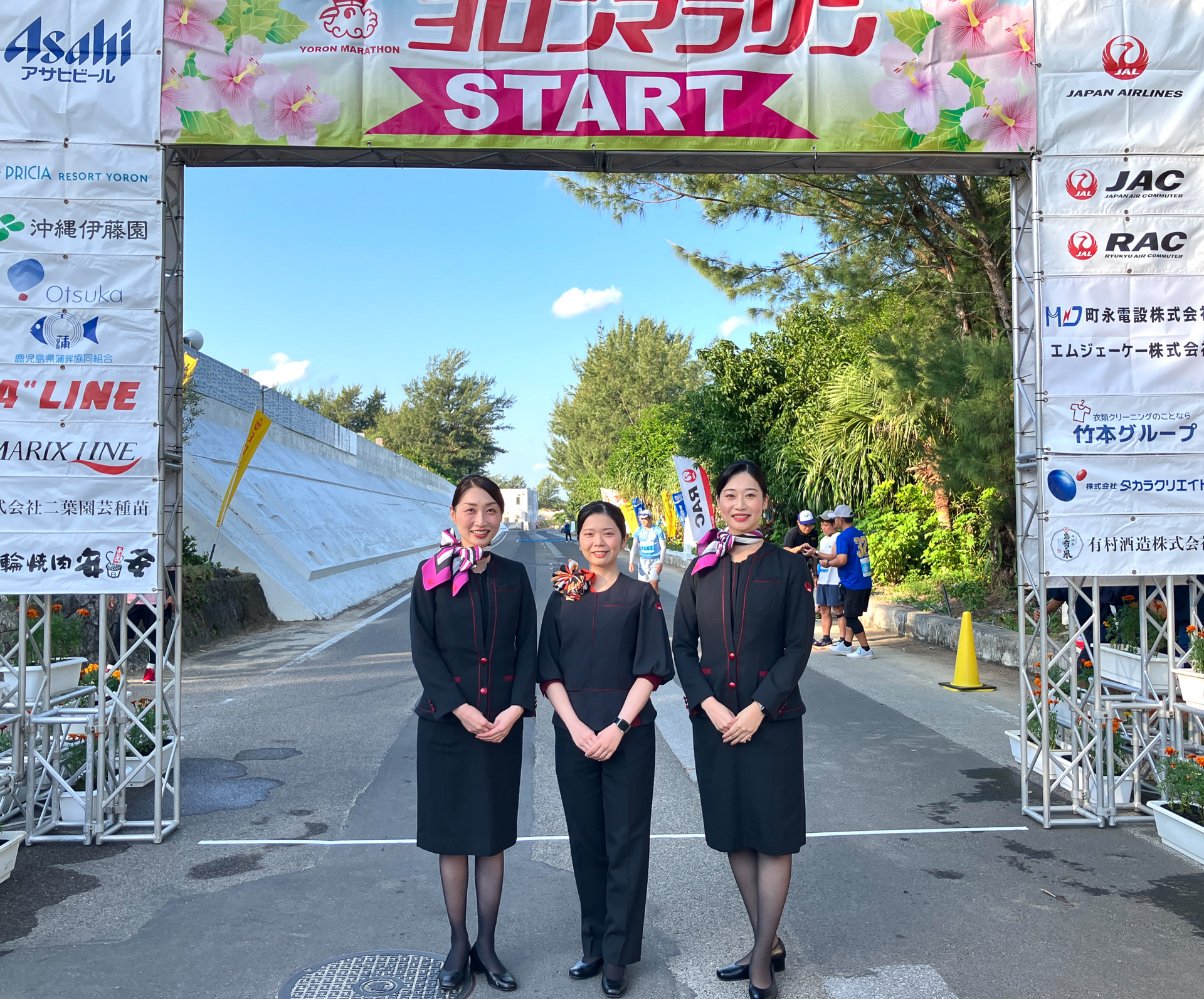 JALふるさとアンバサダーに地域の取り組みを聞いた。回答者は奄美群島担当JALふるさとアンバサダーの吉福瑠璃子さん（右）