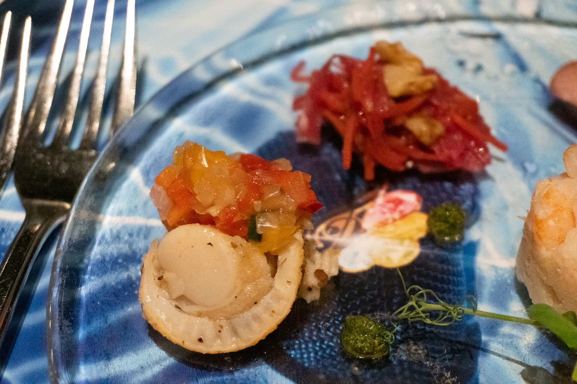 ホタテと野菜のマリネ、ニンジンとレッドキャベツのラぺ クルミ添え