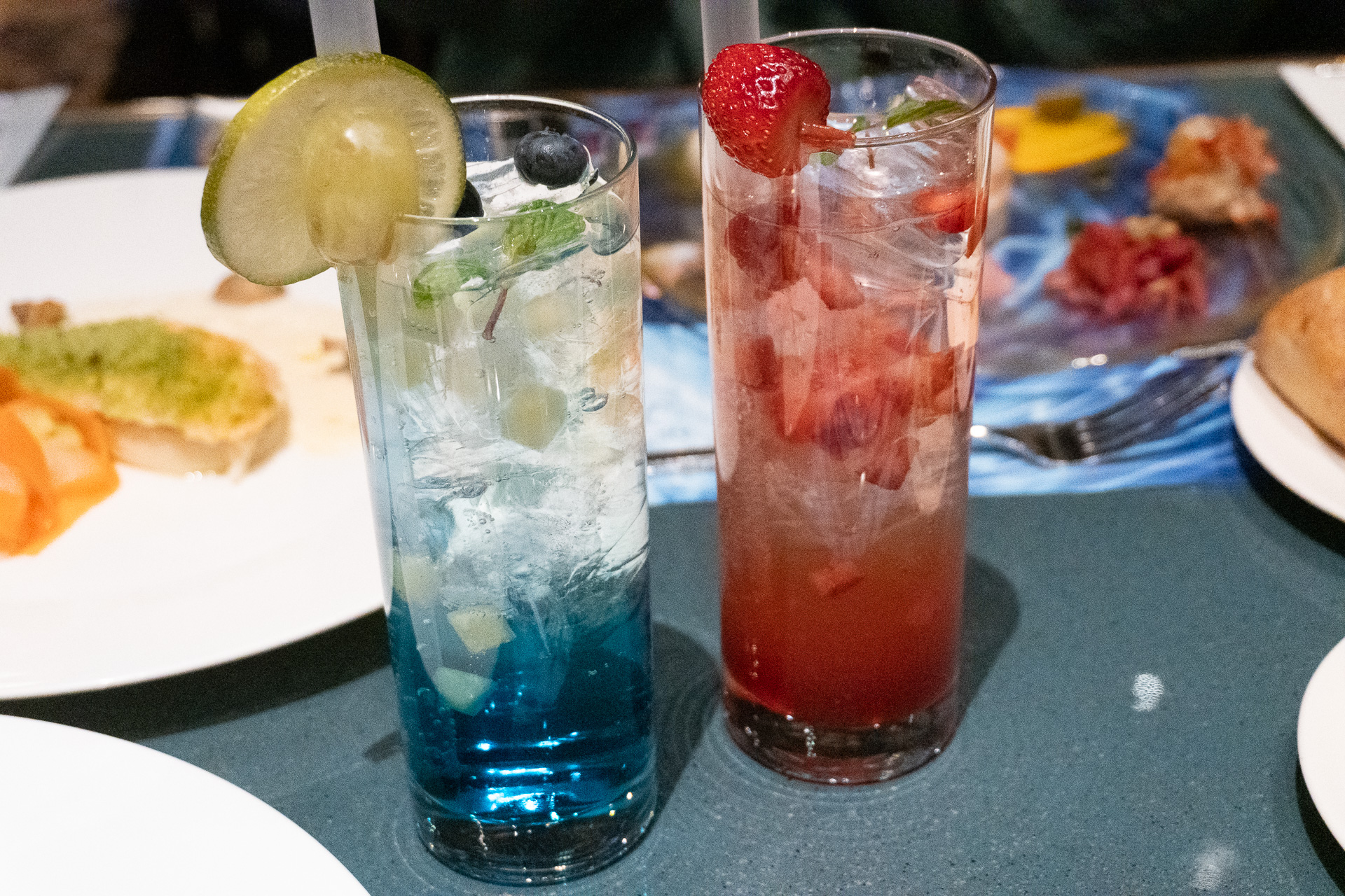 「スペシャルドリンク＆コースターセット」（全4種、各1300円）。オリジナルコースターが全8種のなかからランダムで1つ付いてくる