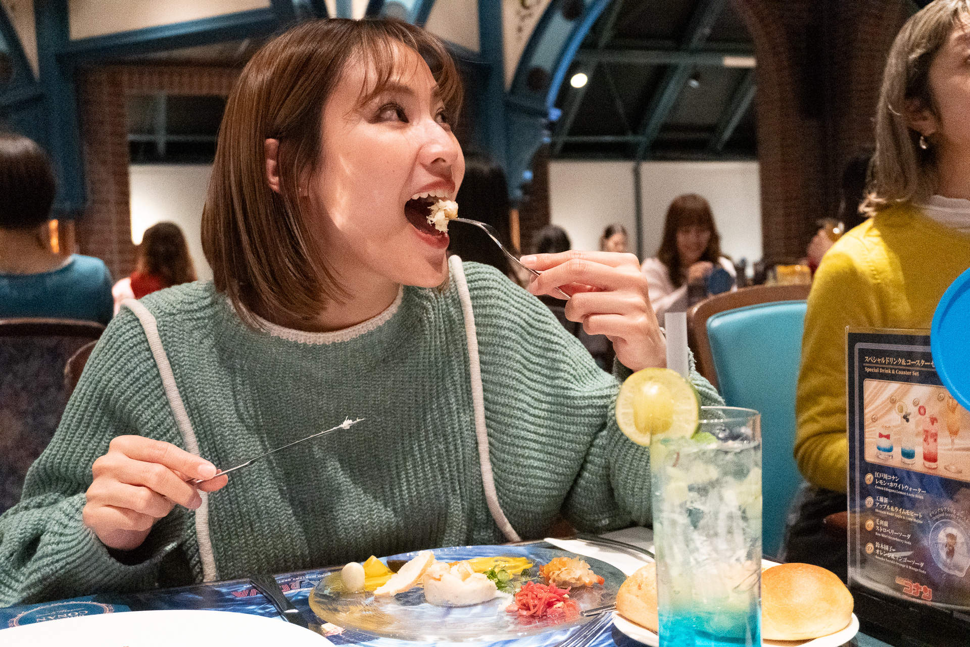 次々とテーブルに運ばれてくる料理はどれも本格的！　同時にショーが展開されるので、食べるのも見るのも忙しい……