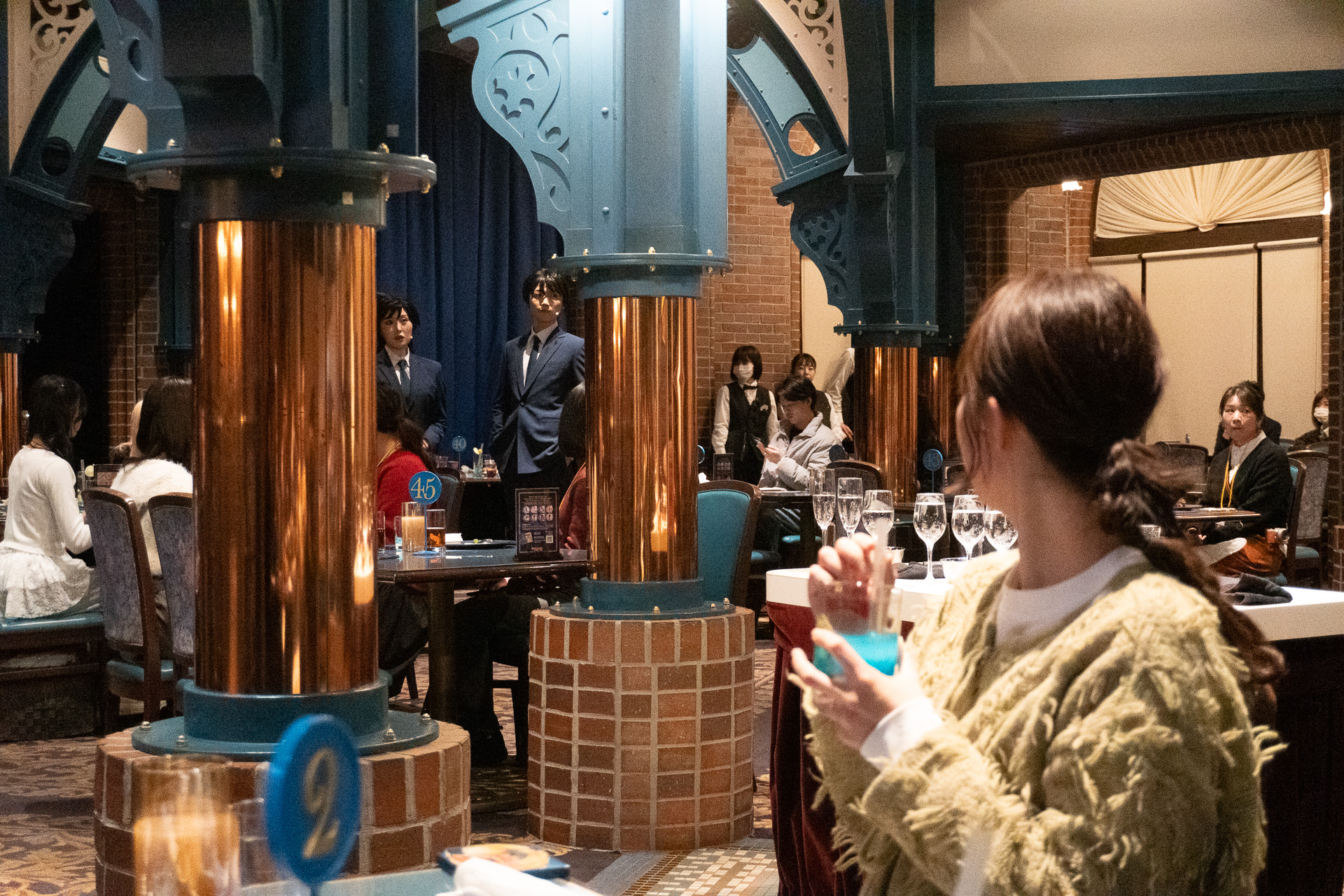 次々とテーブルに運ばれてくる料理はどれも本格的！　同時にショーが展開されるので、食べるのも見るのも忙しい……