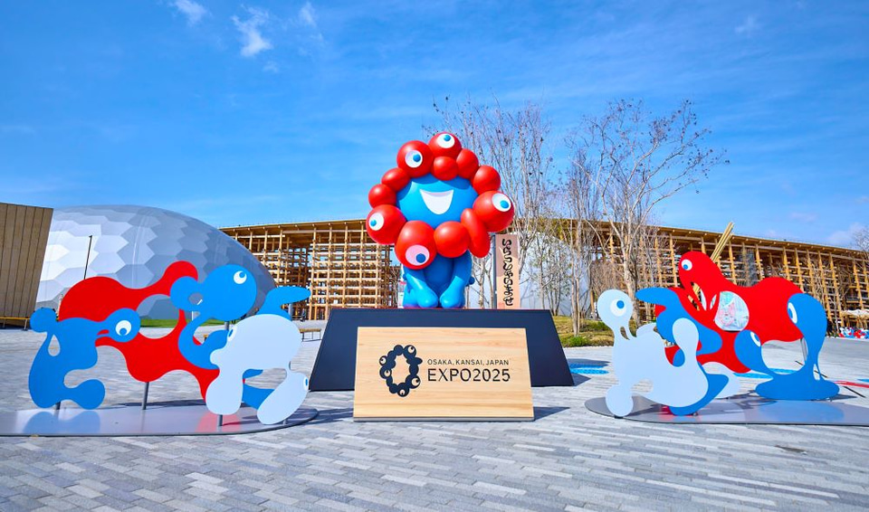 万博記念公園、東西ゲートのミャクミャク像を2月21日から設置。初日に