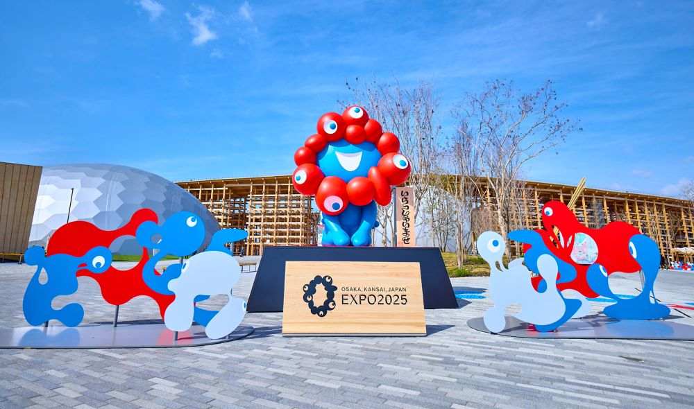 太陽の広場前に移設されるミャクミャクモニュメント「いらっしゃい」 &copy;Expo 2025