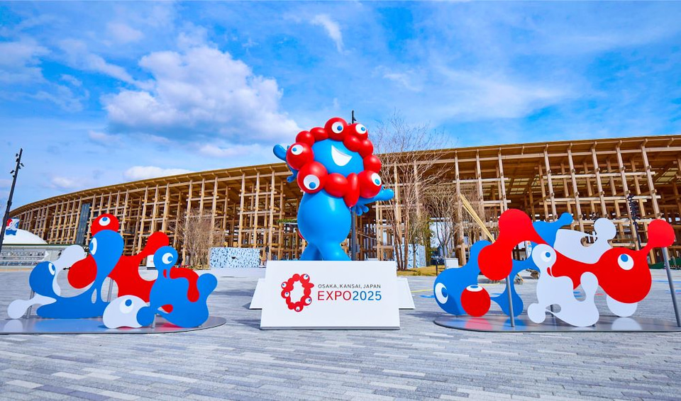 万博記念公園、東西ゲートのミャクミャク像を2月21日から設置。初日に