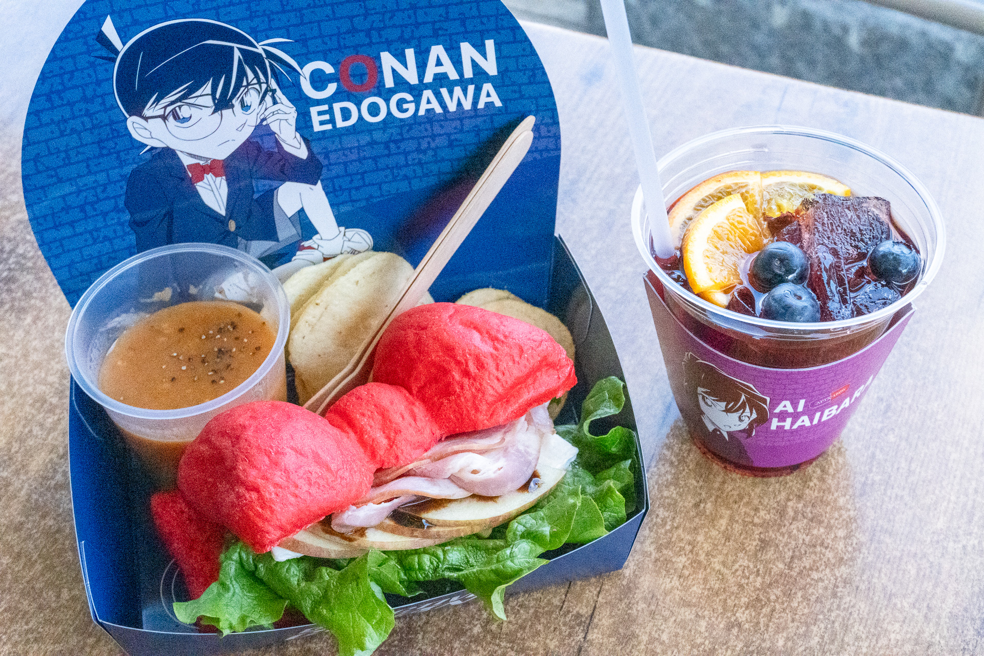 江戸川コナンの「蝶ネクタイ型サンドウィッチ ボックス」（1500円）