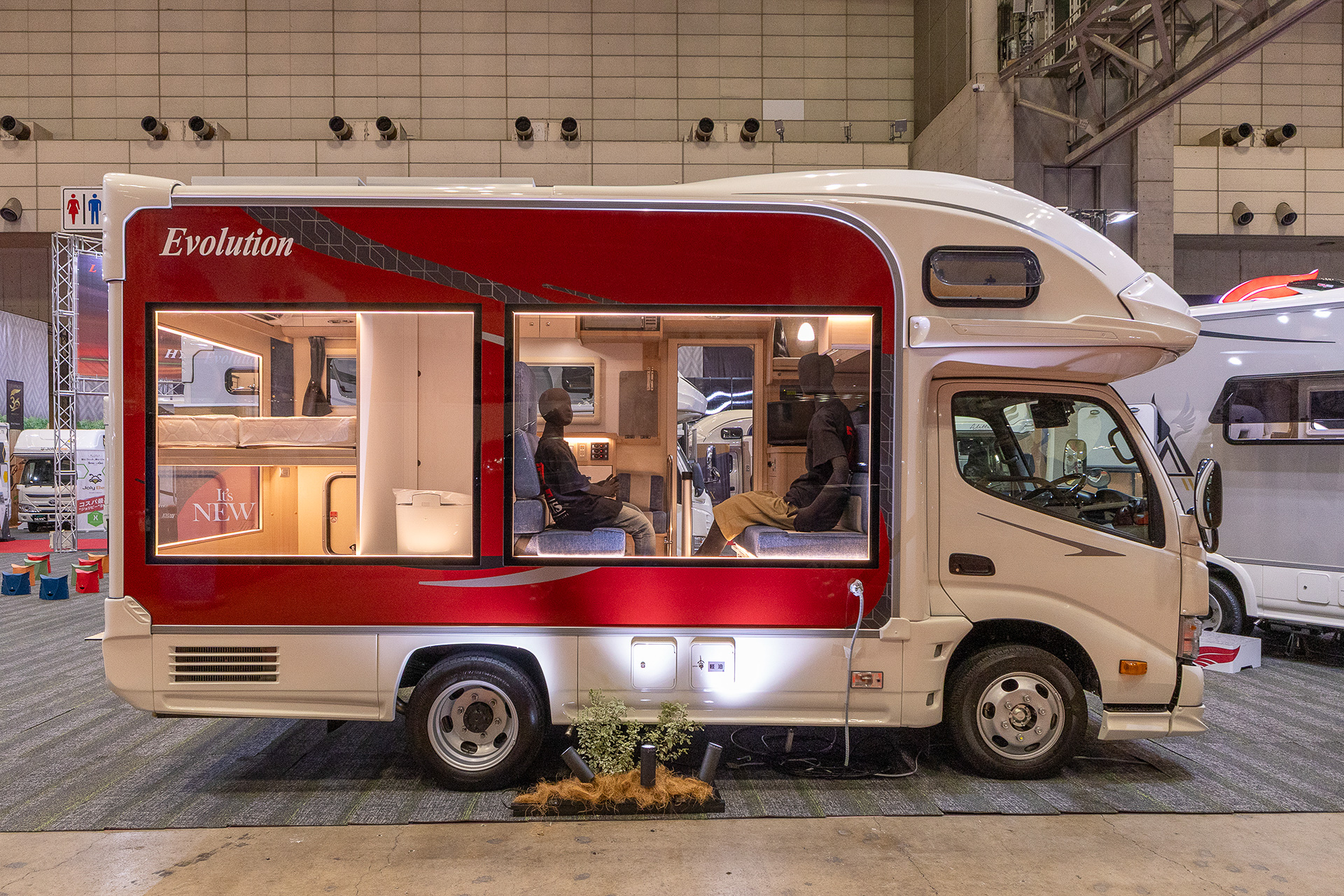 キャンピングカーは自宅の快適さをそのまま外に持ち出すための存在なので、トラックの荷台に「部屋」を乗せたキャブコンバージョンというジャンルもある。最近はこちらの人気が高まっているそうだ