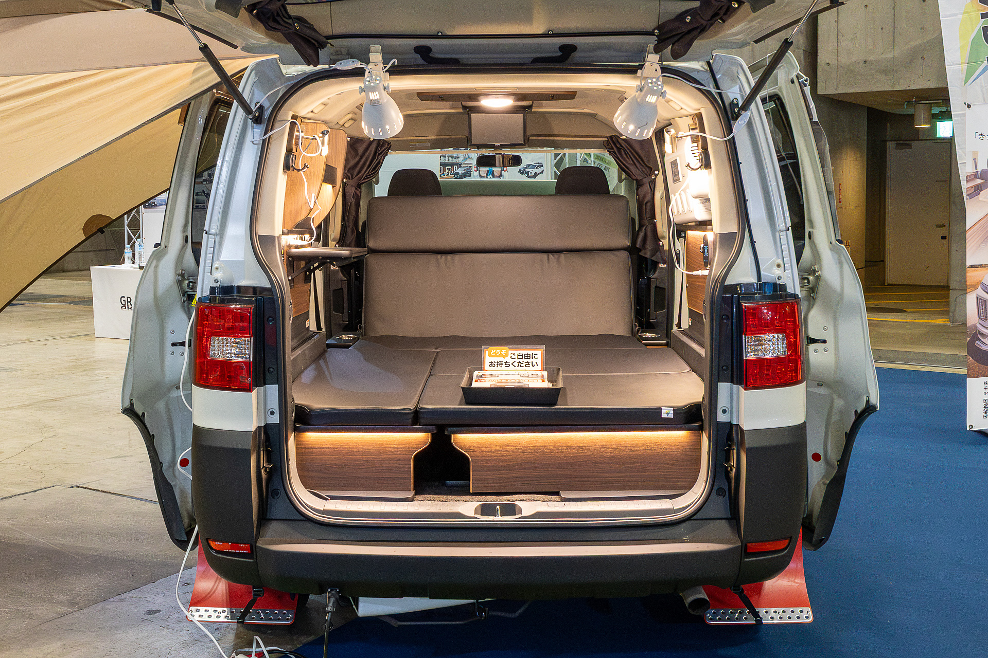 キャンピングカー専用パーツであるREVOシートを装備。乗車定員は2名になるが、ベッドとして展開したときの広さは長さが222cm、幅が最大で124cm。また、ベッドを起こすことによりリビングシート的にも使える
