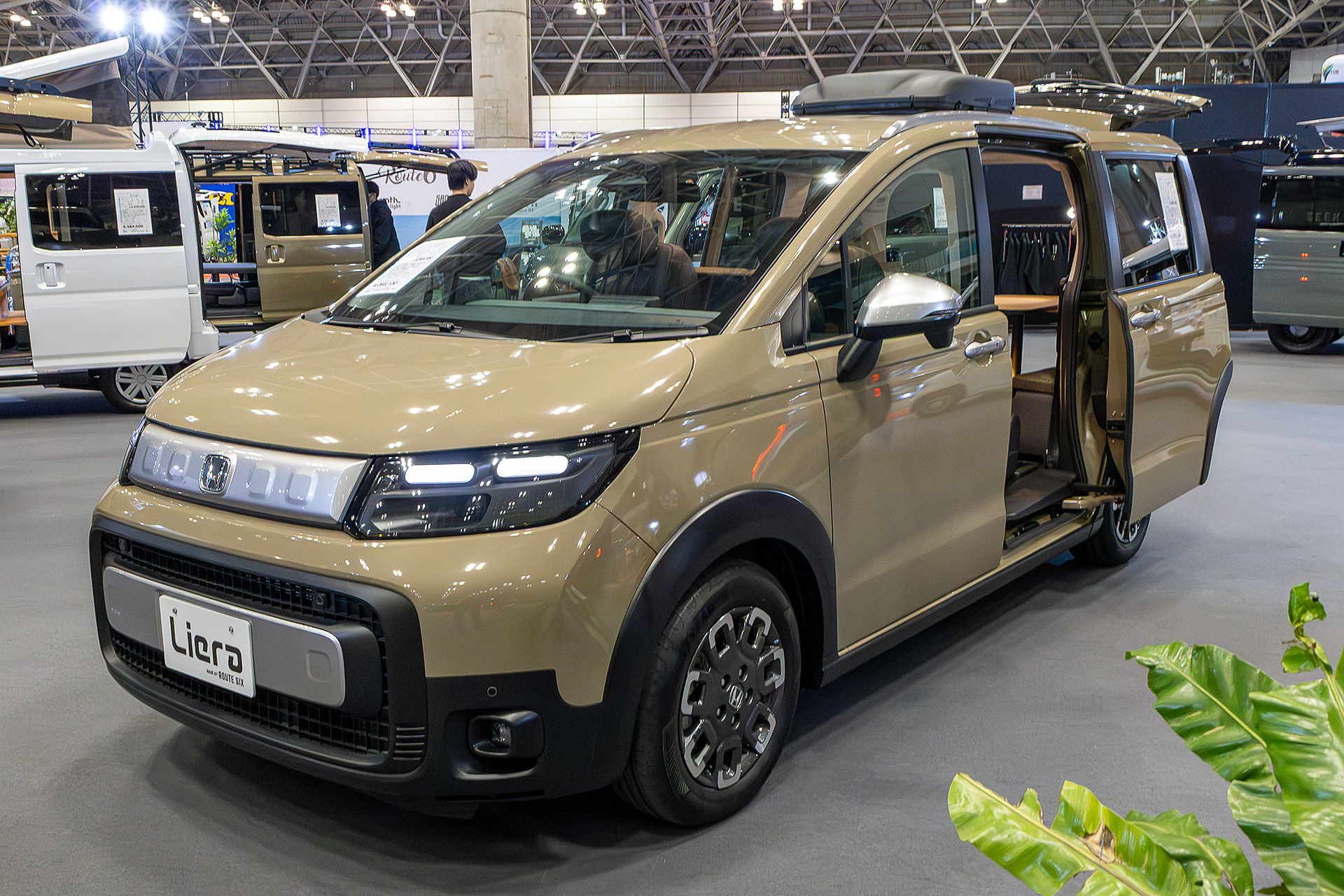 ルートシックスのリエラ。ベースはホンダのフリード クロスター。夏場の車中泊では心強い天井断熱とルーフクーラーを装備している