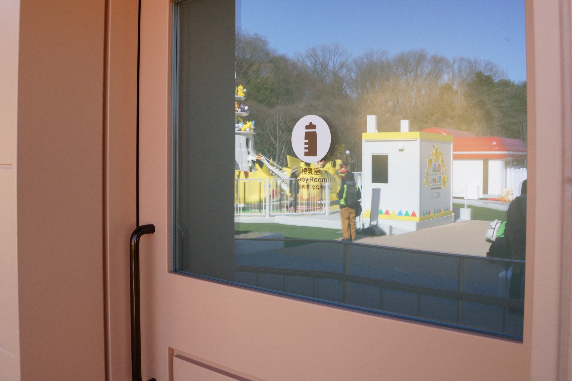 A fully equipped nursing room is also available.