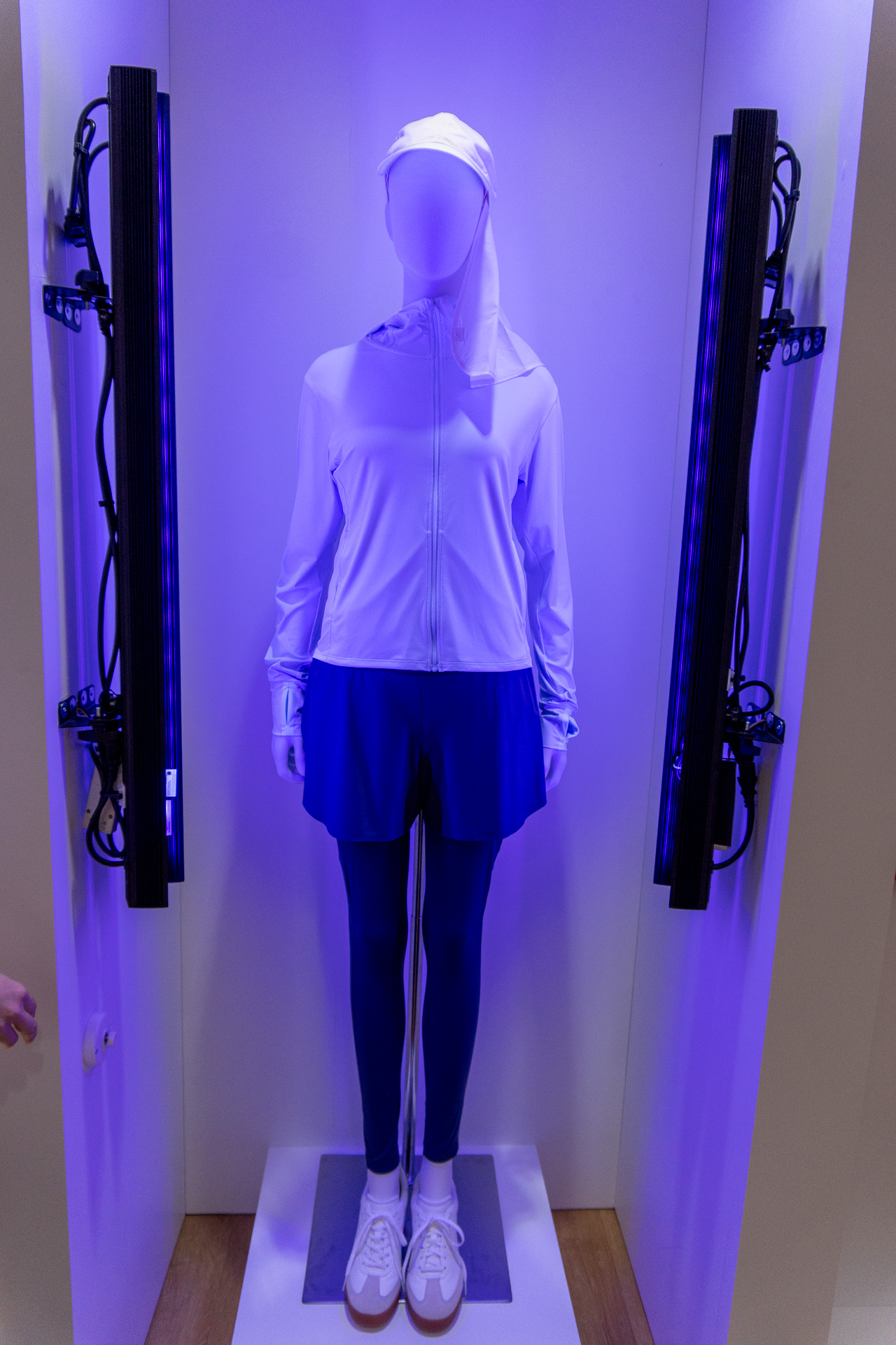 「ウルトラストレッチエアリズムUVカットフルジップパーカ」を着用したマネキンに紫外線を当ててみると、生地に隠れている部分がしっかりとUVカットされていることが分かる