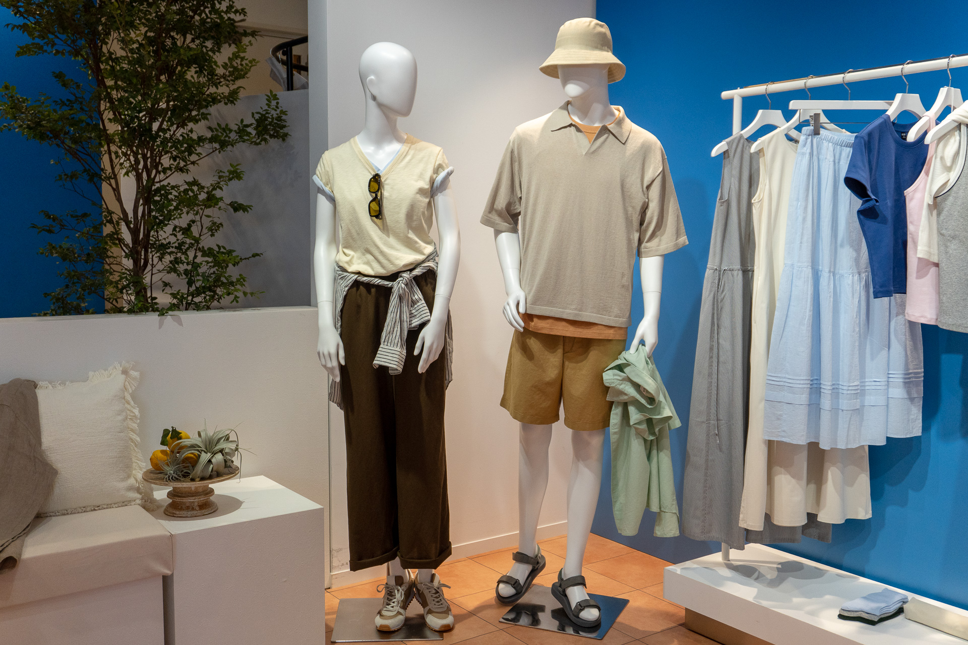 室内でもリラックス感のあるスタイルだが、きちんと感も損なわない大人のカジュアルコーデ