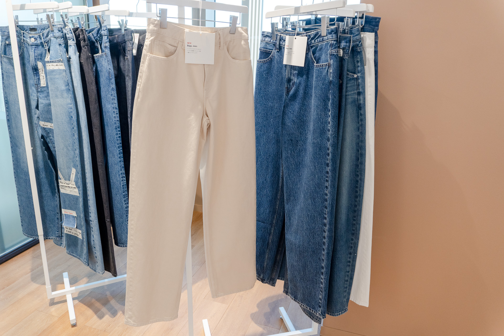 こちらはメンズの「バギージーンズ」。こだわりのレーザー加工で自然なヒゲやアタリ、はき込んだような仕上がりに