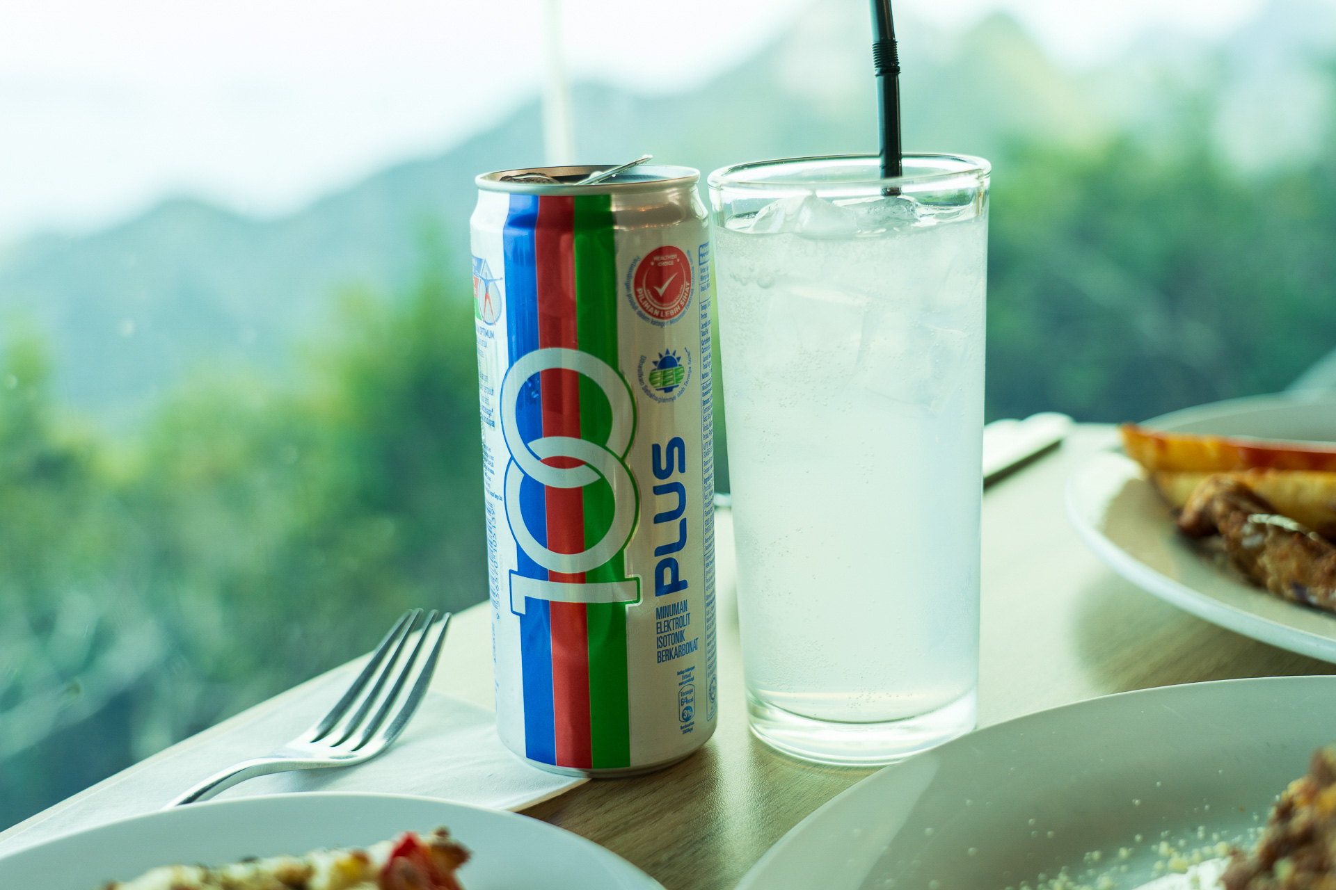 マレーシアの定番ドリンク「10OPLUS」は炭酸入りのポカリ風味ですっかりファンに