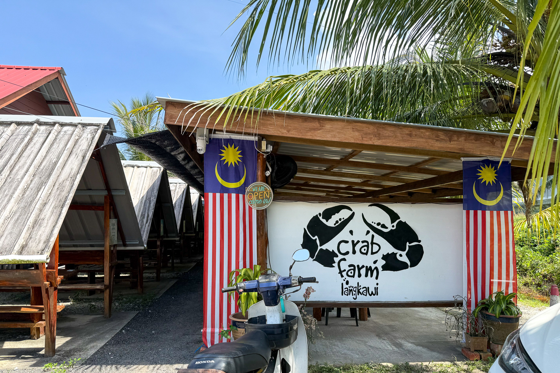 マングローブツアー発着場近くにあるカニ料理レストラン「Crab Farm Langkawi」でランチ