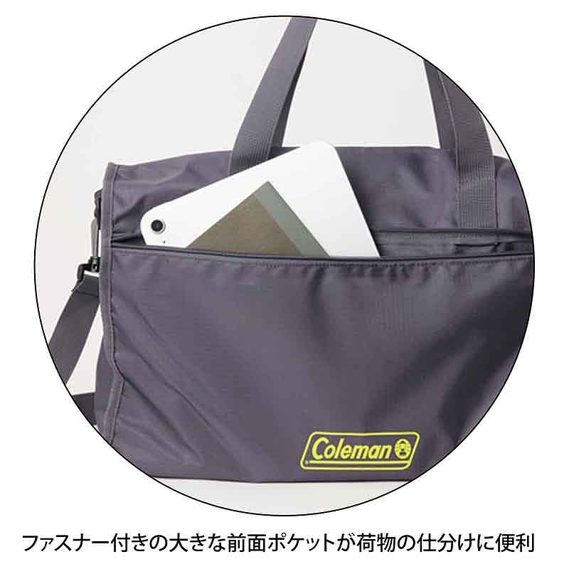 バスタオル2枚、着替え、シューズを入れても余裕のあるビッグサイズ。前面には大きなファスナー付きポケット搭載