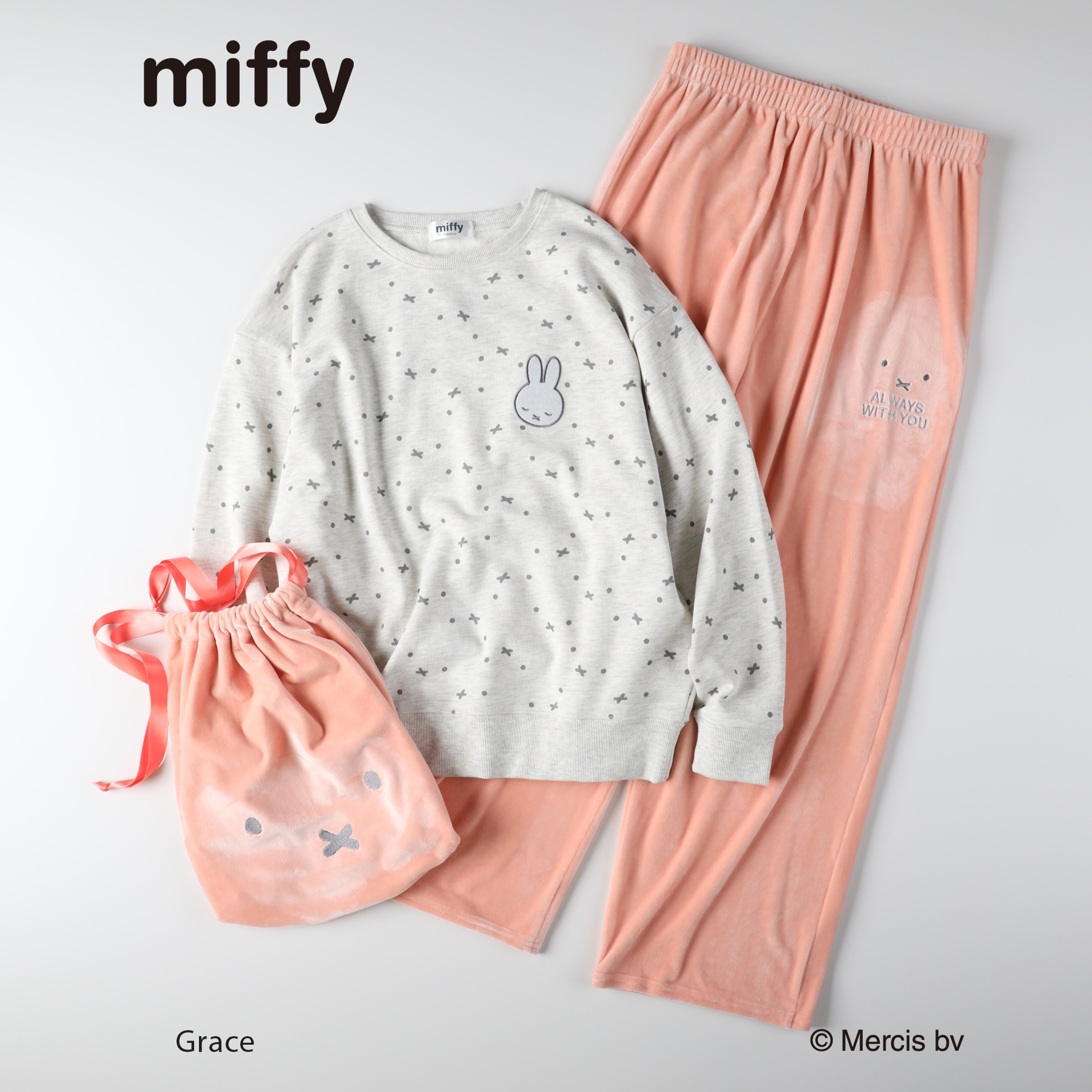 ライトグレー×ピンクのデザイン（トップス、ボトムス、巾着の3点セット）