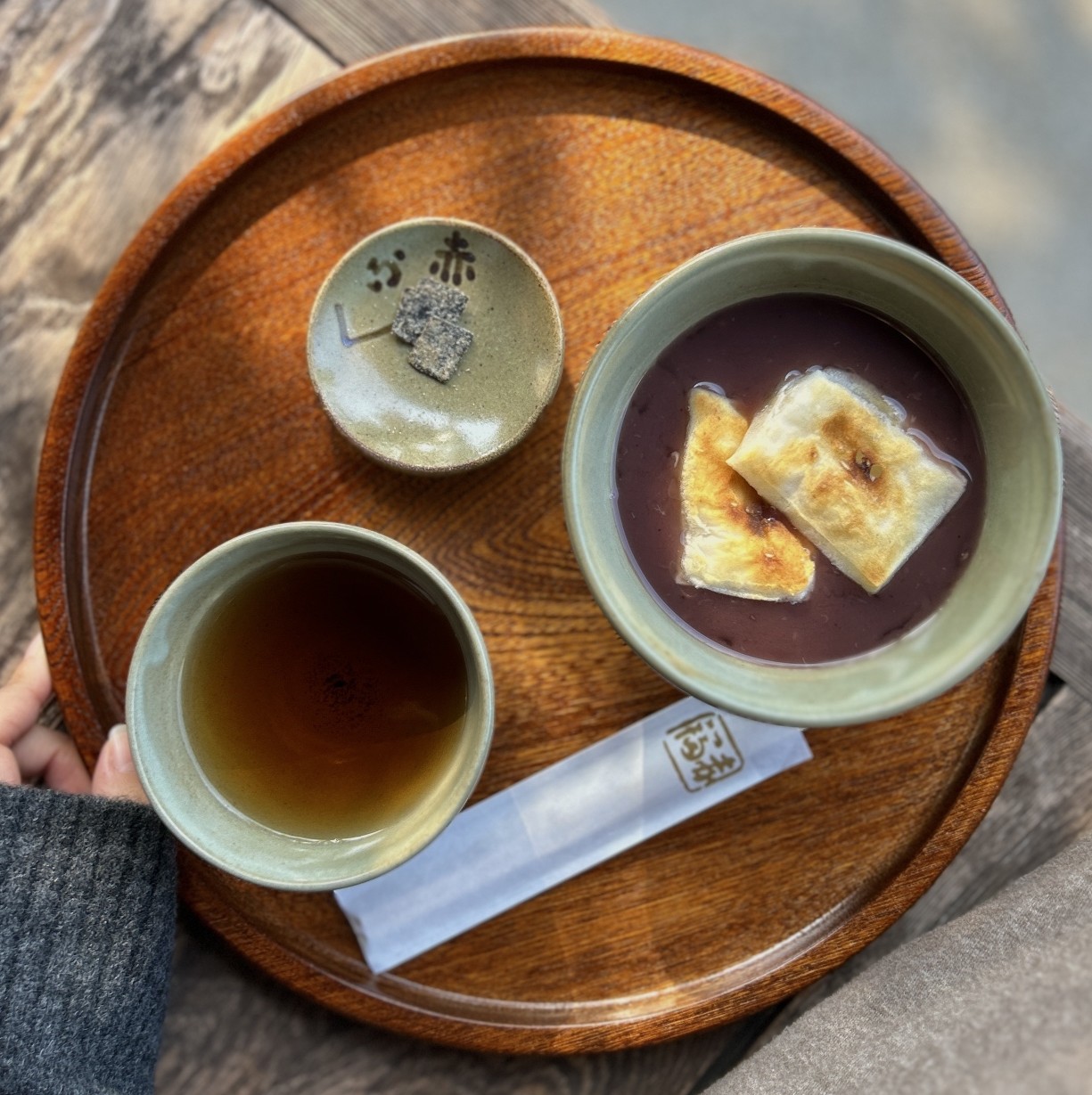 小豆と焼きたて餅が香ばしい、伊勢の冬の甘味「赤福ぜんざい」