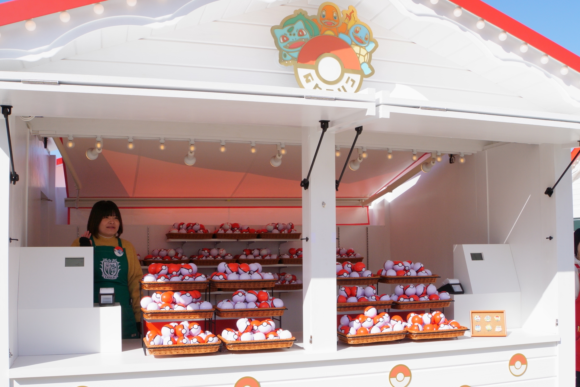 ポケモンの交換が楽しめるモンスターボール（1個1200円）の購入もキャッシュレス決済のみ。10個購入するとプレミアボール1個（ピンズなし）をおまけとしてもらえるとのこと