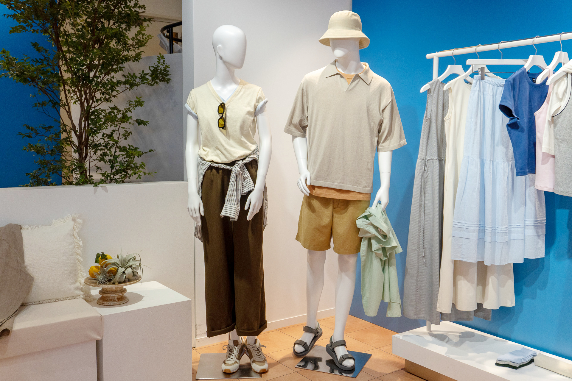 ユニクロ2026年春夏展示会で披露した最新コーデ。都会でも着られるリゾート感のあるスタイルや、室内外でリラックスできる着心地のよさときちんと感を損なわない大人のカジュアルコーデを提案した