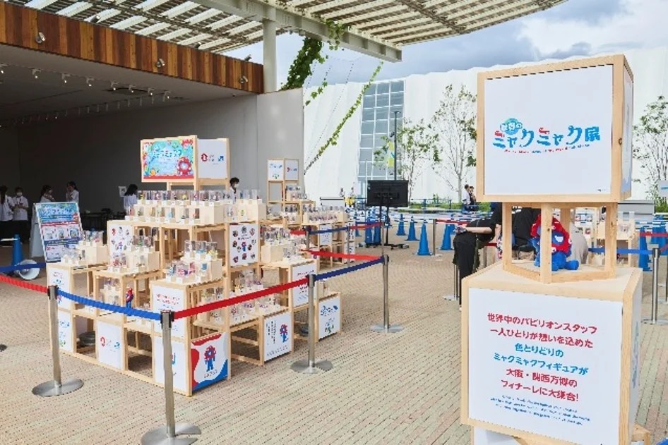 さまざまなミャクミャクフィギュア約100体が並ぶ「世界のミャクミャク展」（協力：JR西日本）