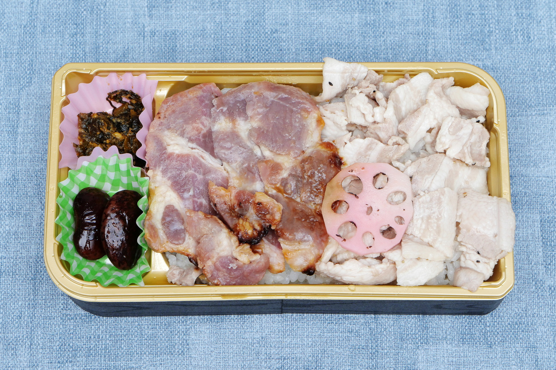 なかには、白ご飯の上に信州米豚を使った信州味噌焼きと塩だれ焼きがびっしりと盛り付けられています
