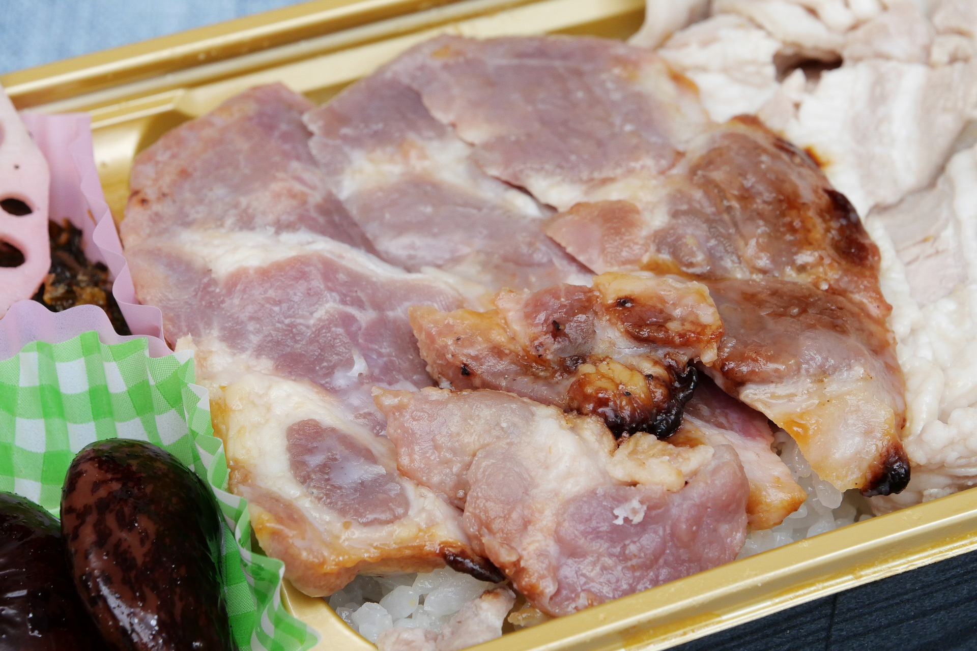 信州味噌の山吹色に染まった信州米豚の信州味噌焼きは、濃い目の味噌の風味が豚の旨味を引き立てて、ご飯が進みます