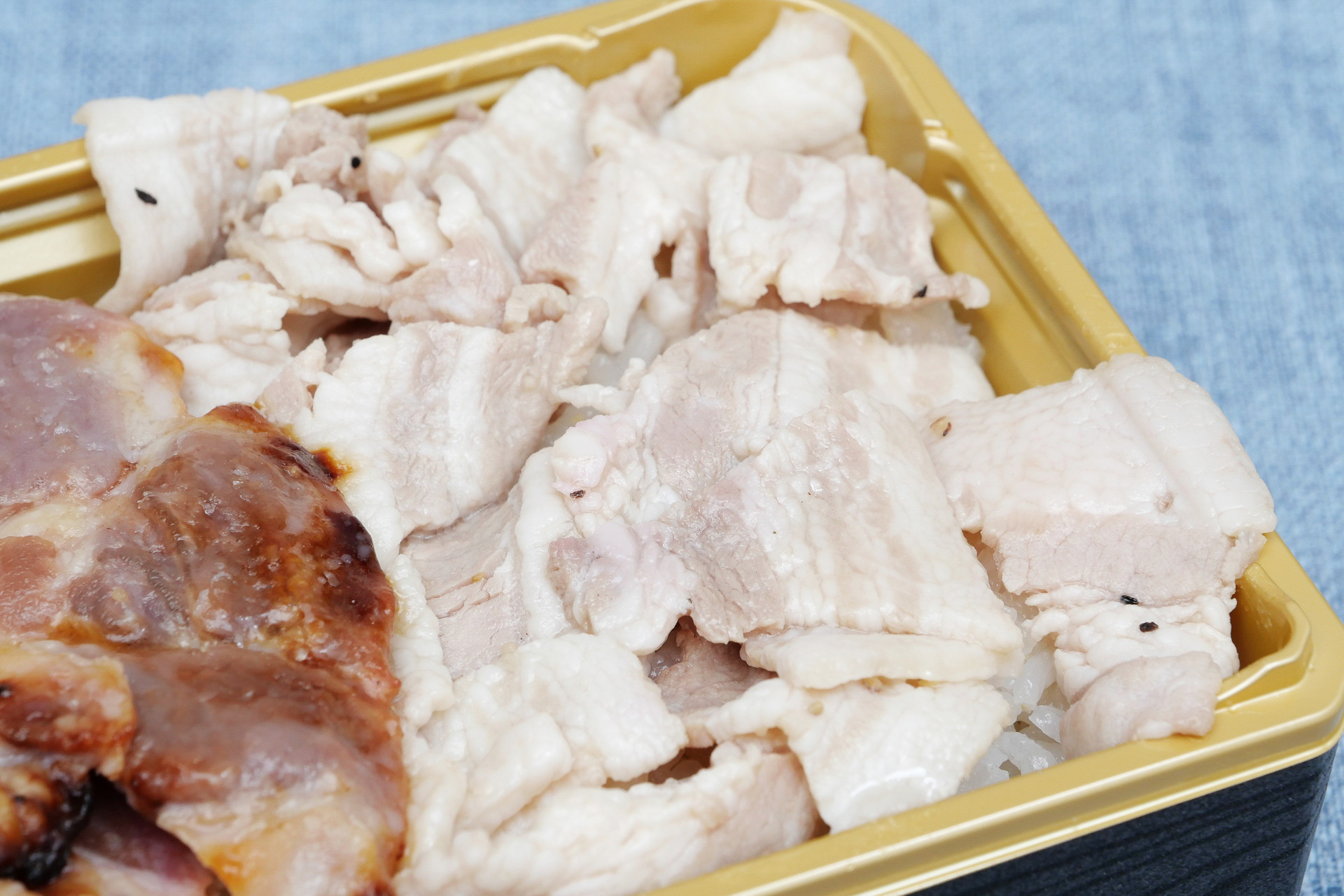 信州米豚の塩だれ焼きは、淡い白い見た目が印象的です。こちらも味付けが濃いですが、脂身の甘みと合わさることで、どんどん美味しさが高まっていきます