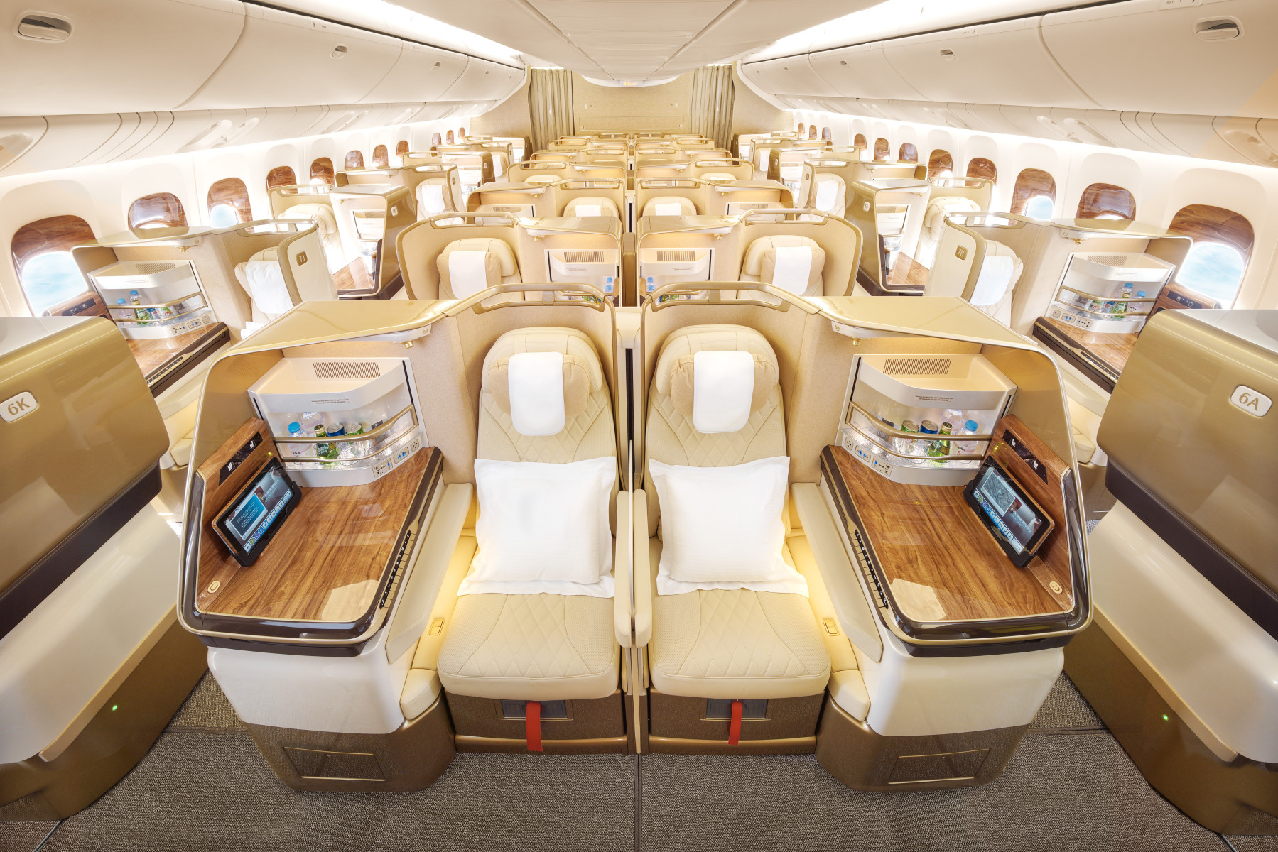 2便目では改装ボーイング 777-300ER型機を使用。写真はビジネスクラス