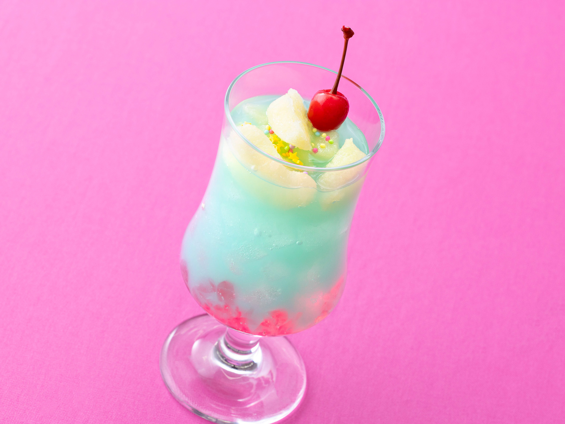 クリスタルパレス・レストラン「スペシャルドリンク グレープフルーツ＆ライチー、ピーチゼリー」（900円）