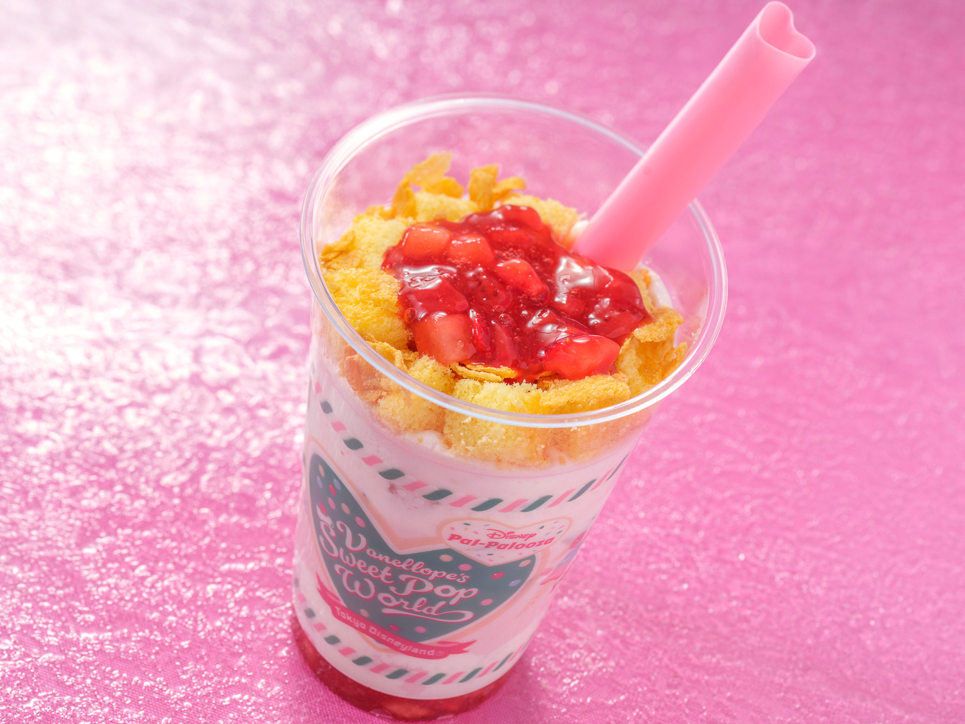 クィーン・オブ・ハートのバンケットホール「ケーキドリンク（ストロベリー）」（700円）
