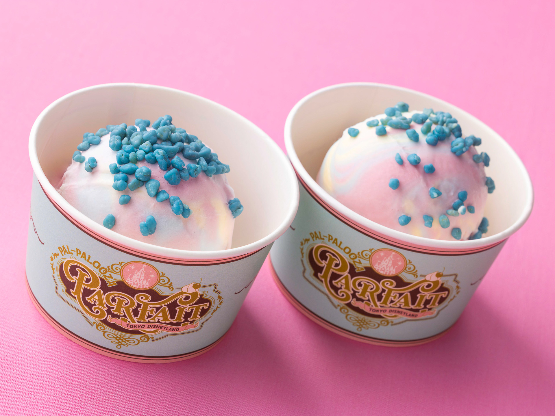 アイスクリームコーン「カラフルマーブルアイス ストロベリー、バニラ、ソーダ」（450円）