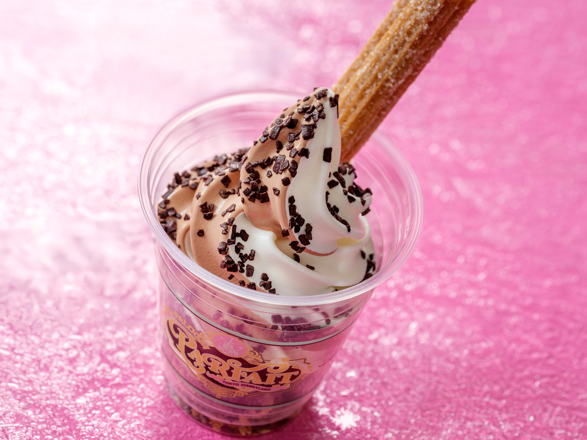 ラケッティのラクーンサルーン「クリッターサンデー ミッキーチュロス＆ミックスソフトクリーム」 （800円）
