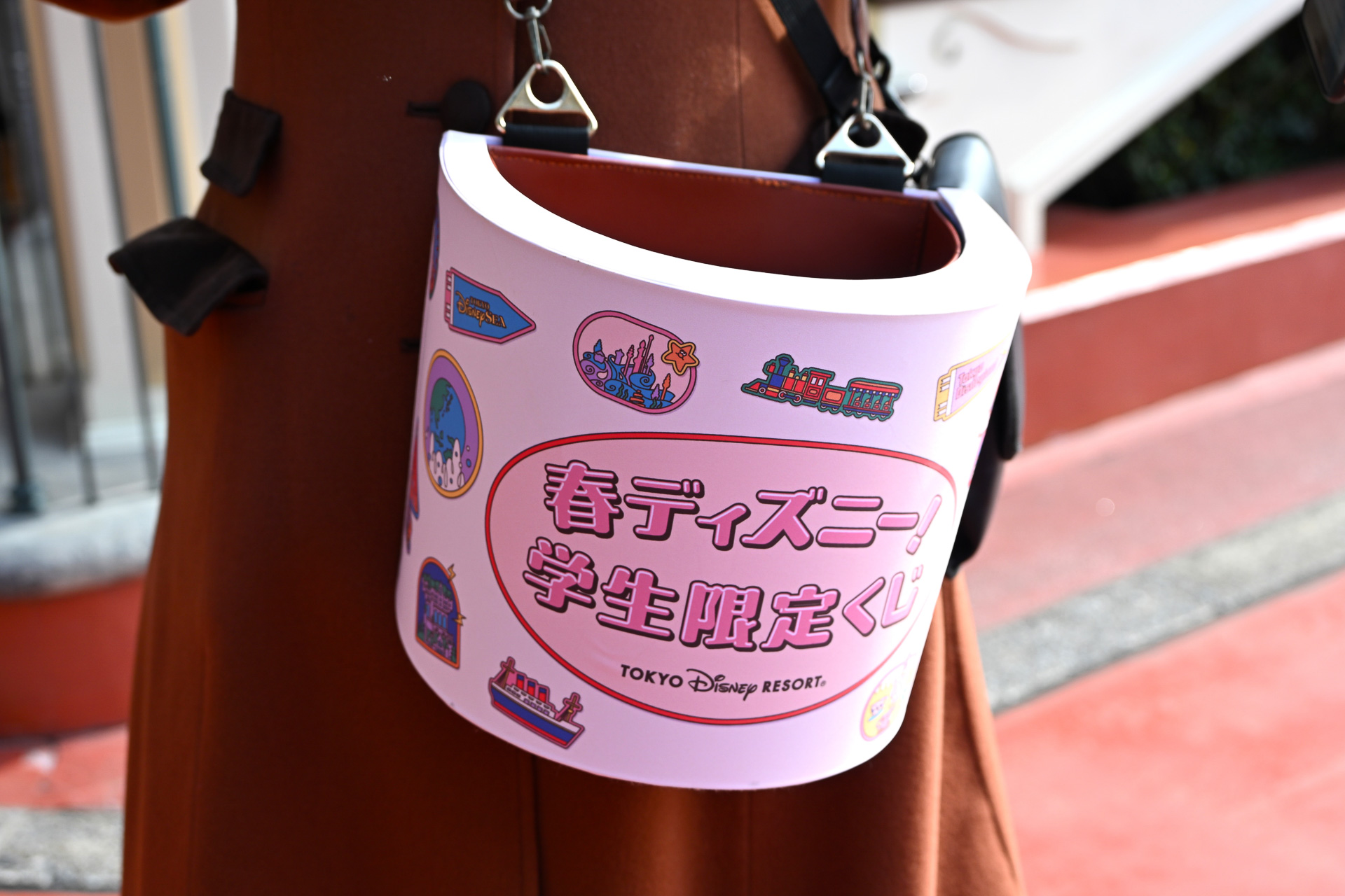 特別なバケツを手にしたキャストに声かけ＆学生証と入園時に使用したパスポート提示しよう
