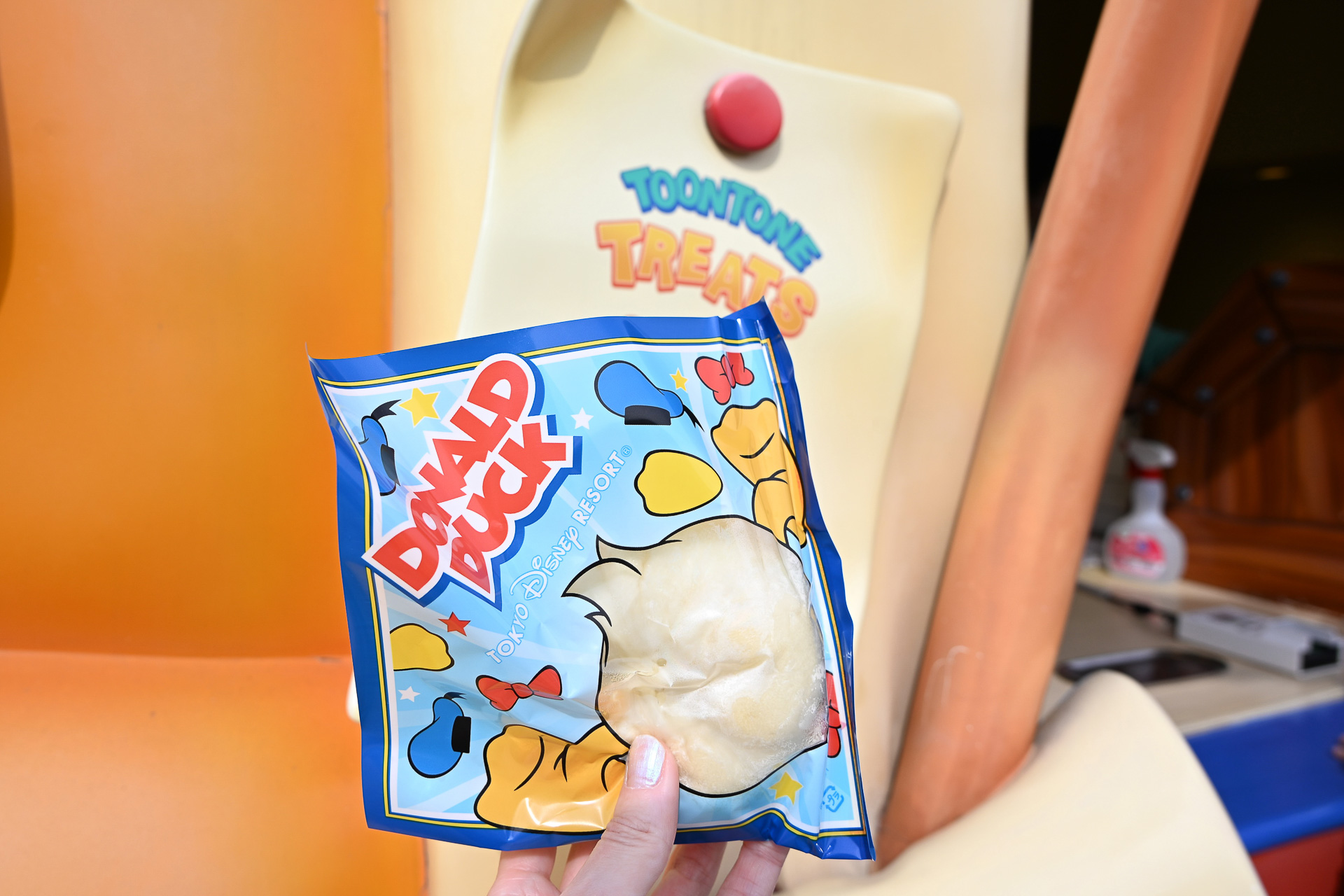 「トゥーントーン・トリート」のドナルドダックまん（チーズバーガー味）（700円）は食べ応えアリ！