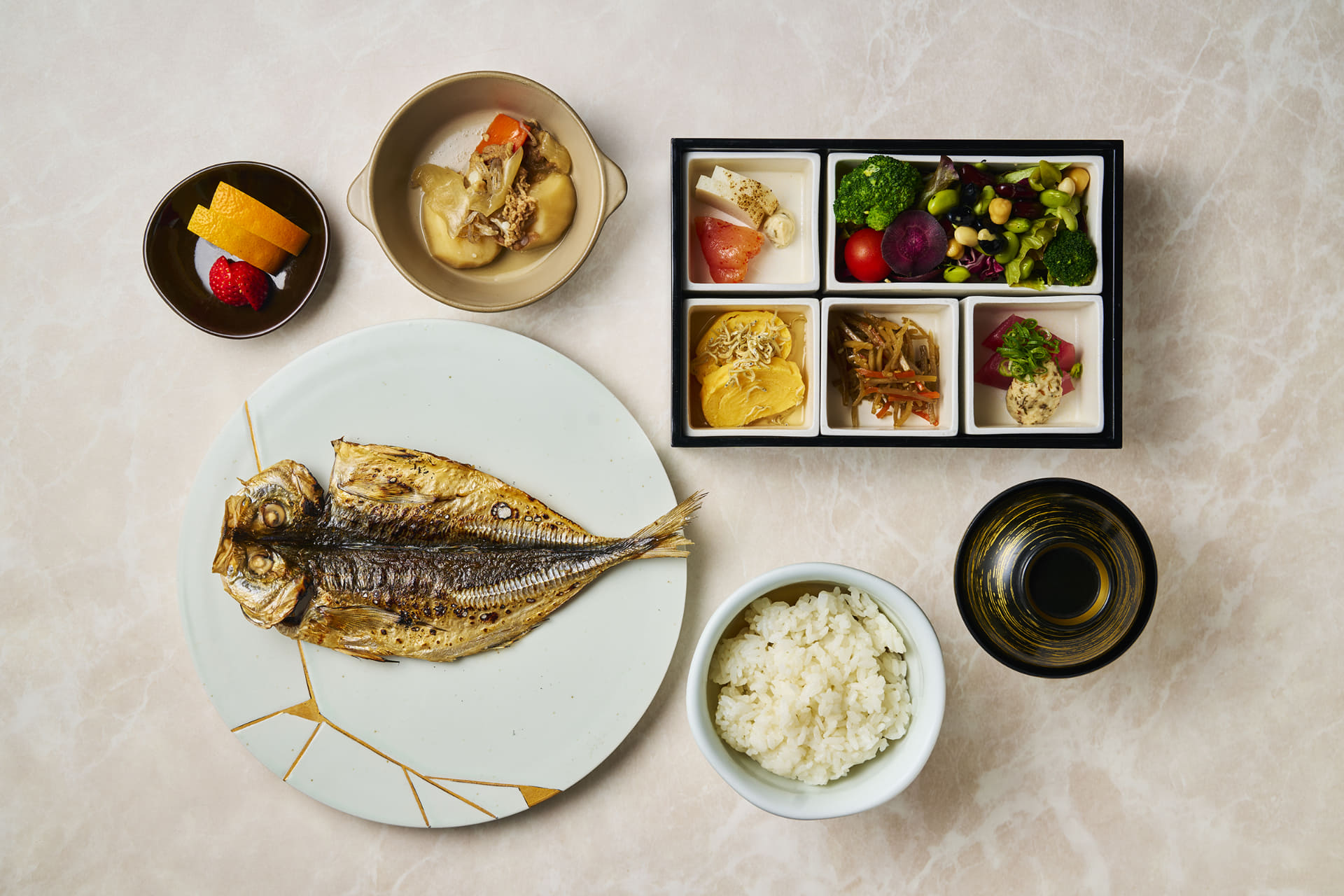 レストラン「ボヌール」。脂がのった大きなアジの干物など和朝食を提供する