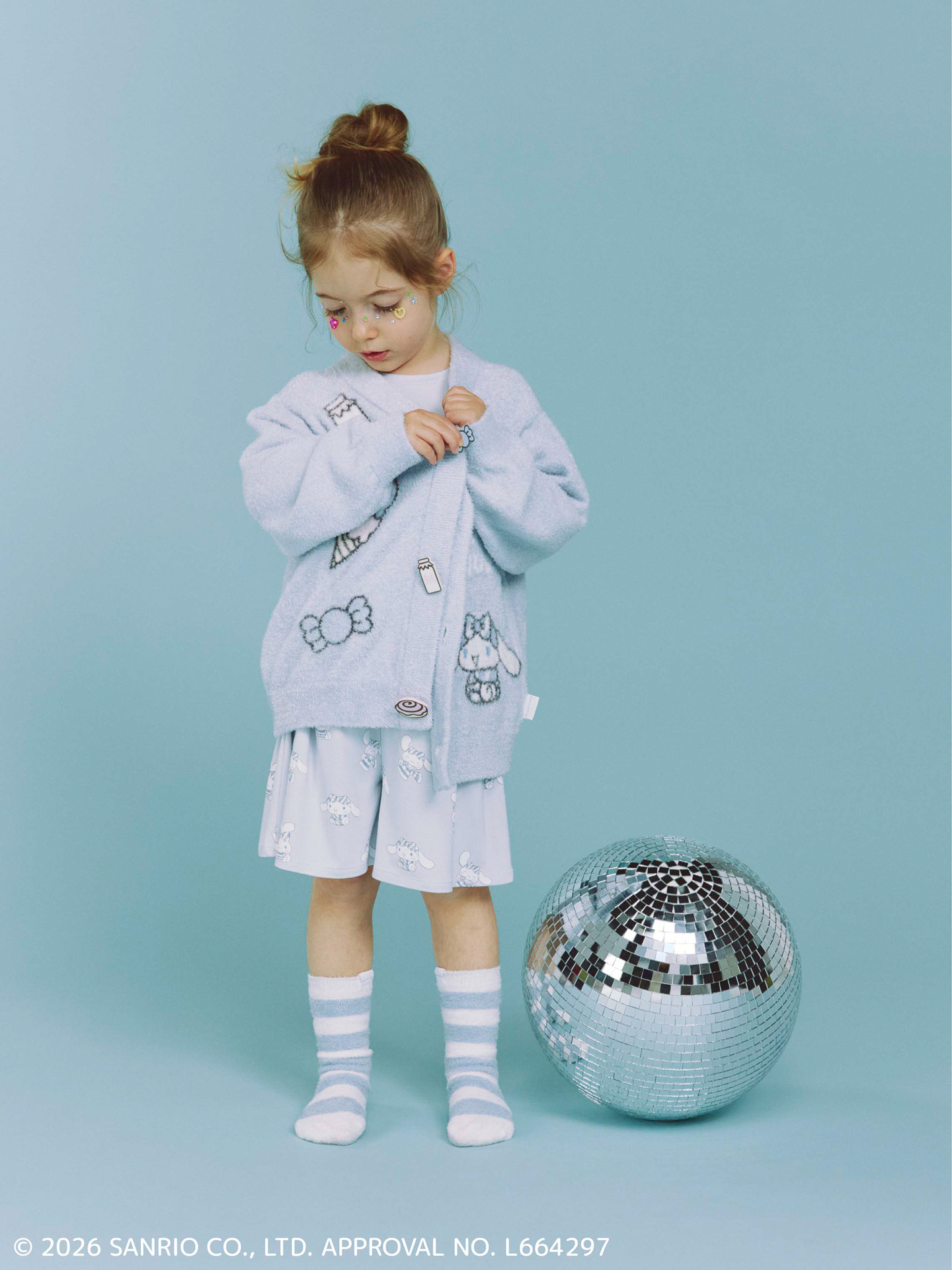 【KIDS】スムーズィーカーディガン（8910円）、【KIDS】総柄ショートパンツ（4290円）、【KIDS】スムーズィーボーダーソックス（2970円）