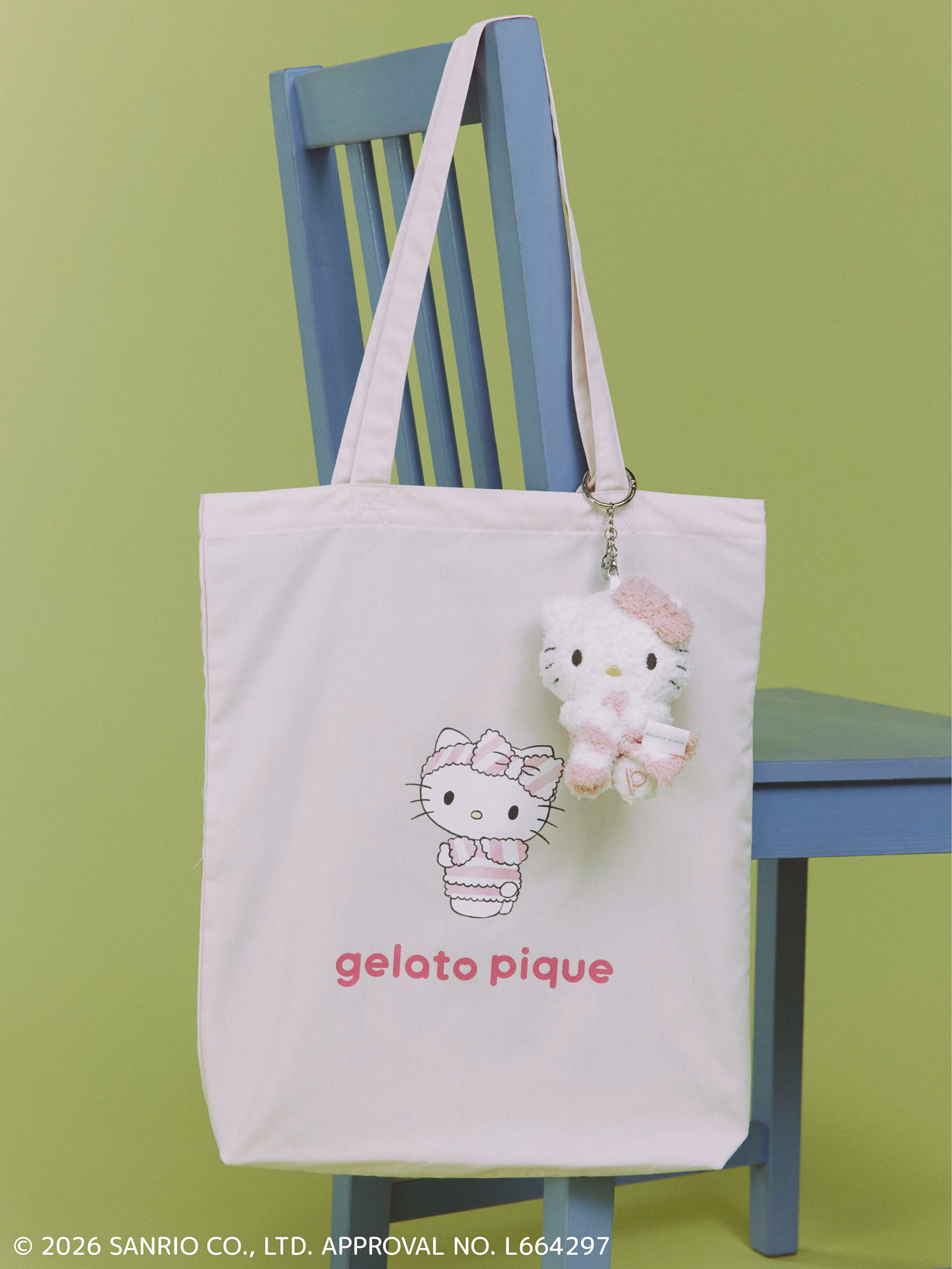 トートバッグ（4950円）、ベビモコぬいぐるみチャーム（5940円）